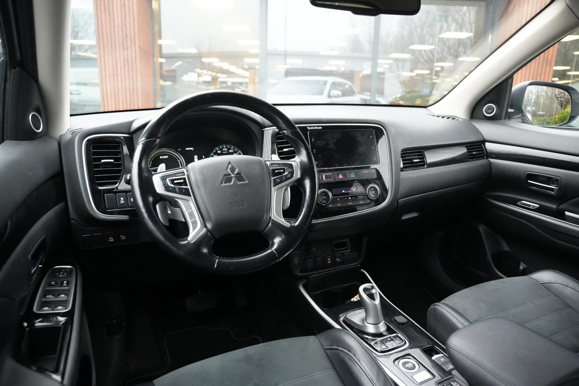 Mitsubishi Outlander 2.0 PHEV Premium 2016 Silky white p 6