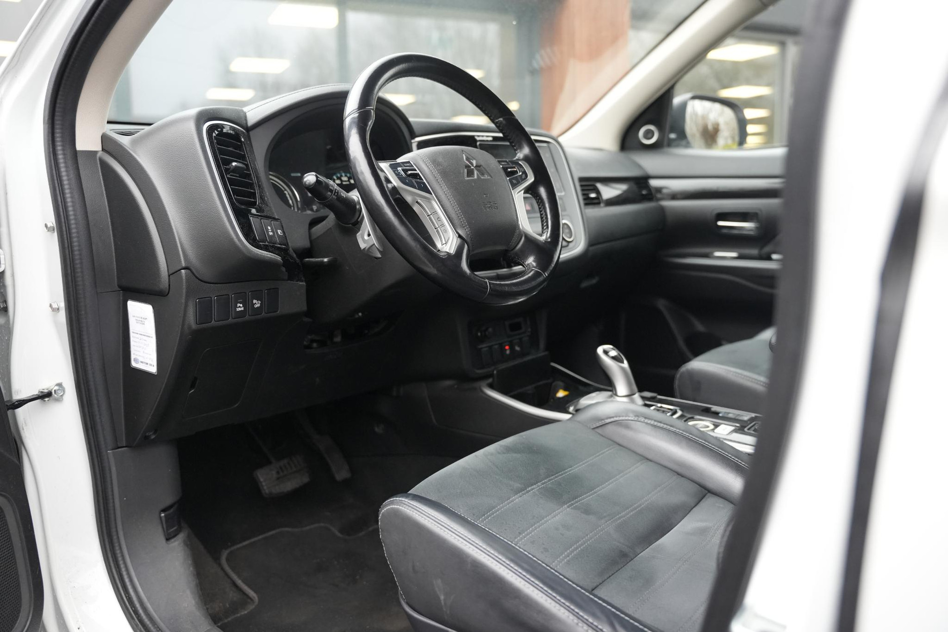 Mitsubishi Outlander 2.0 PHEV Premium 2016 Silky white p 8