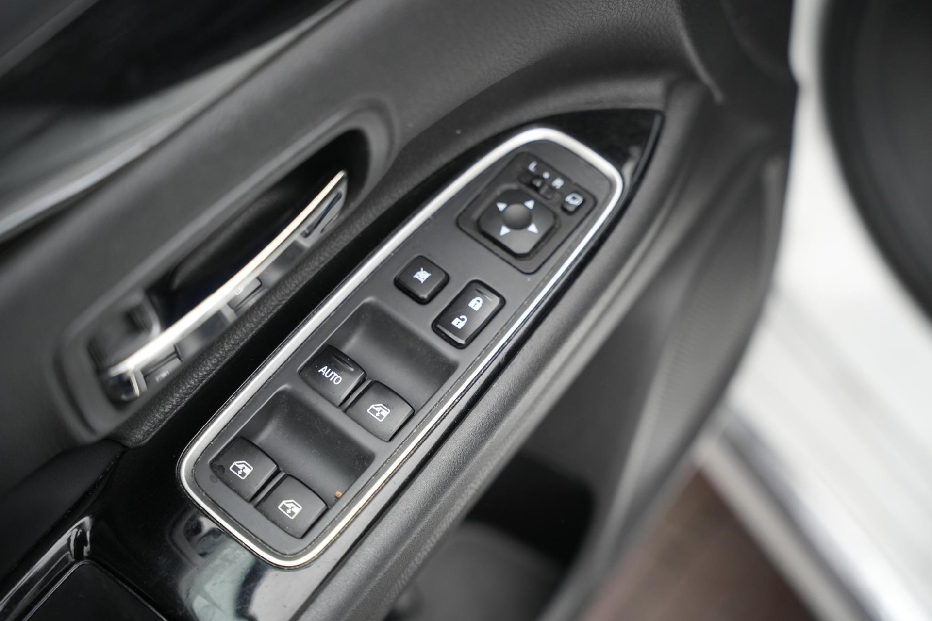 Mitsubishi Outlander 2.0 PHEV Premium 2016 Silky white p 9