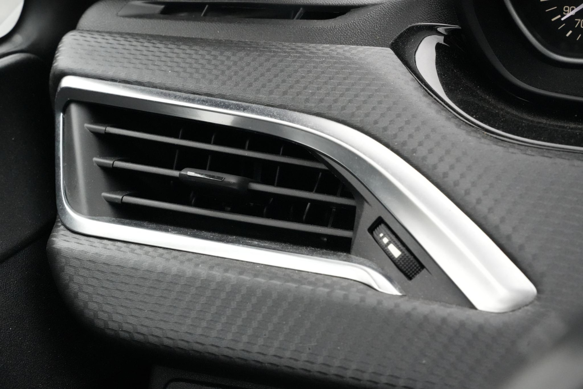 Peugeot 2008 1.2 PureTech Blue Lion 2016 Vernismetaallak noir perla nera 25