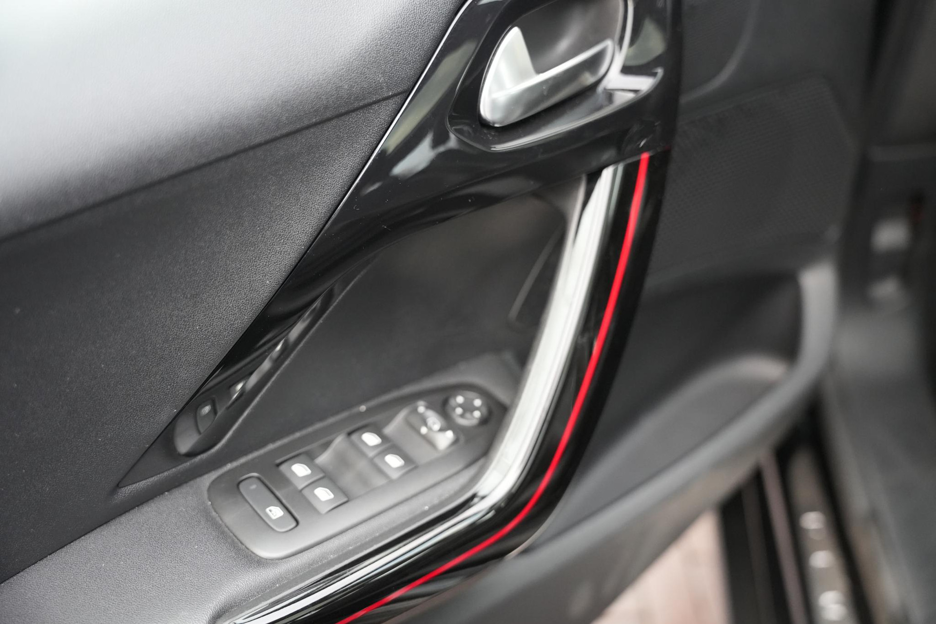 Peugeot 2008 1.2 PureTech GT-line 2018 Vernismetaallak noir perla nera 17