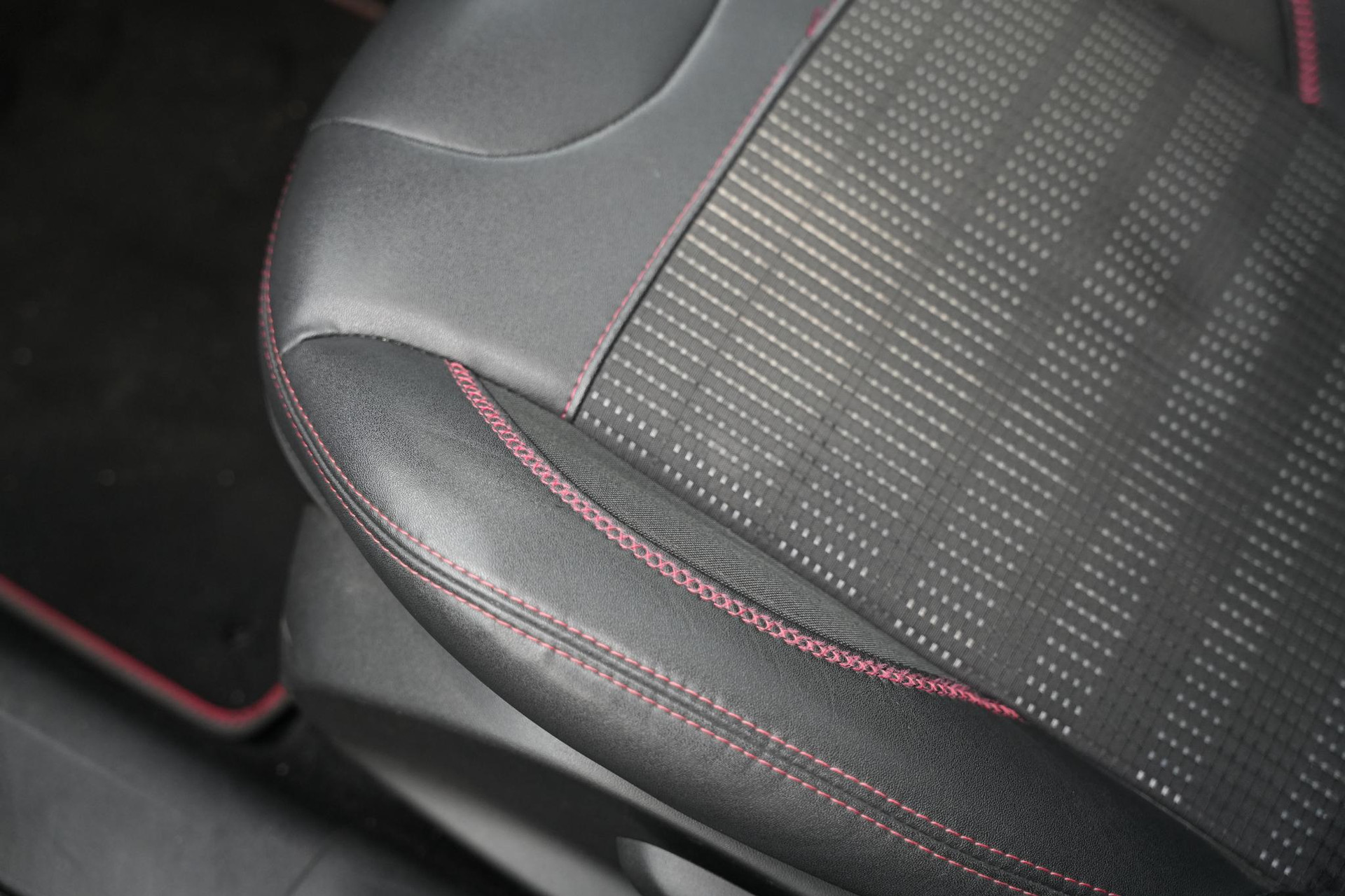 Peugeot 2008 1.2 PureTech GT-line 2018 Vernismetaallak noir perla nera 19