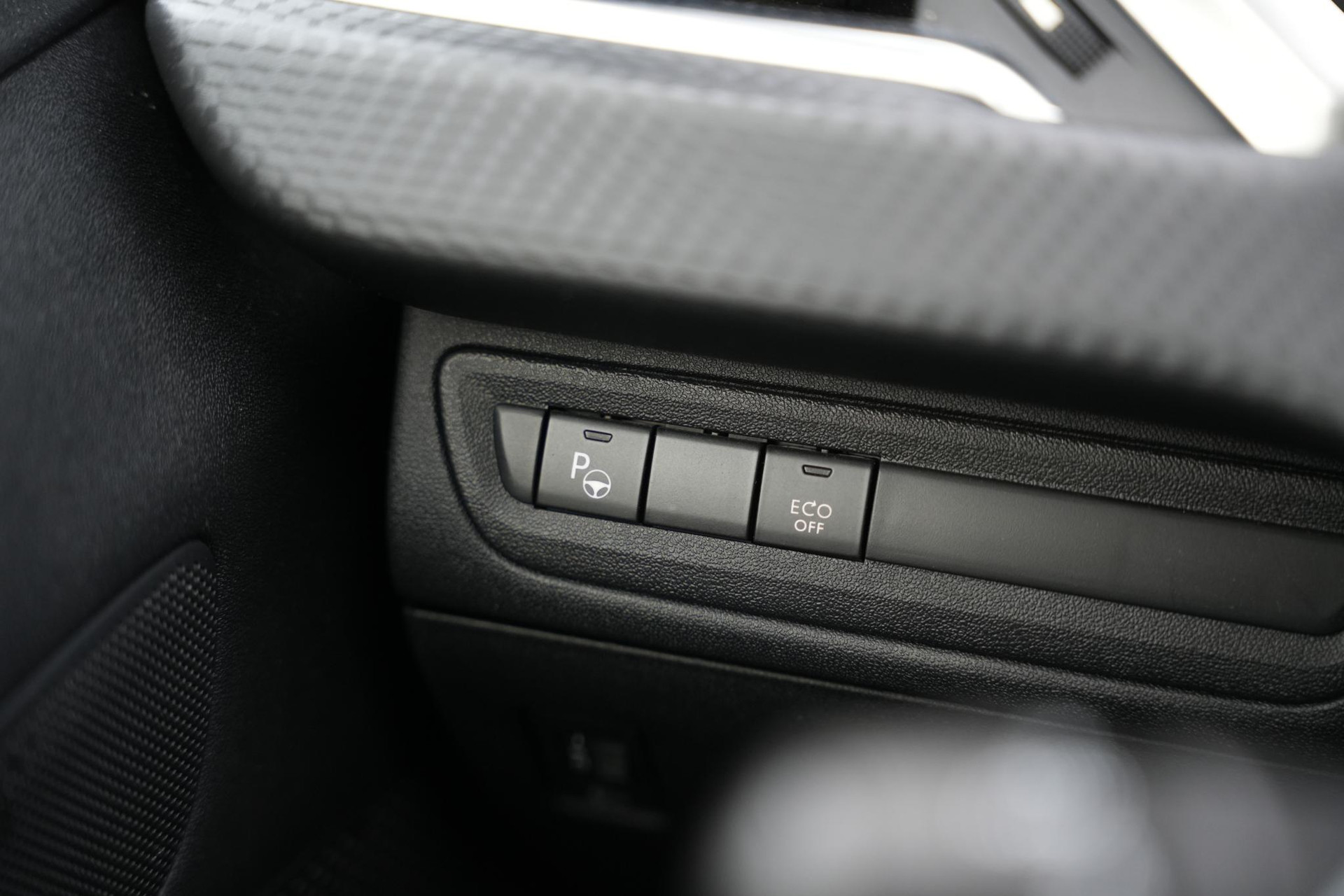 Peugeot 2008 1.2 PureTech GT-line 2018 Vernismetaallak noir perla nera 25