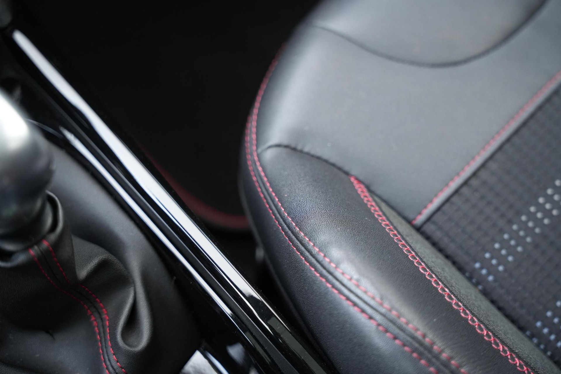 Peugeot 2008 1.2 PureTech GT-line 2018 Vernismetaallak noir perla nera 31