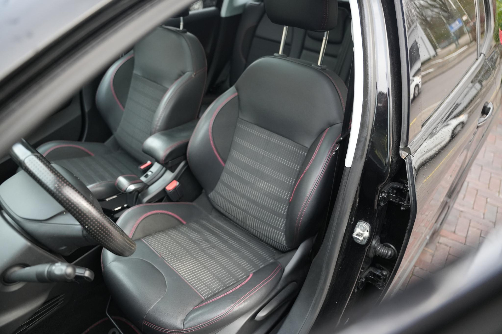 Peugeot 2008 1.2 PureTech GT-line 2018 Vernismetaallak noir perla nera 4