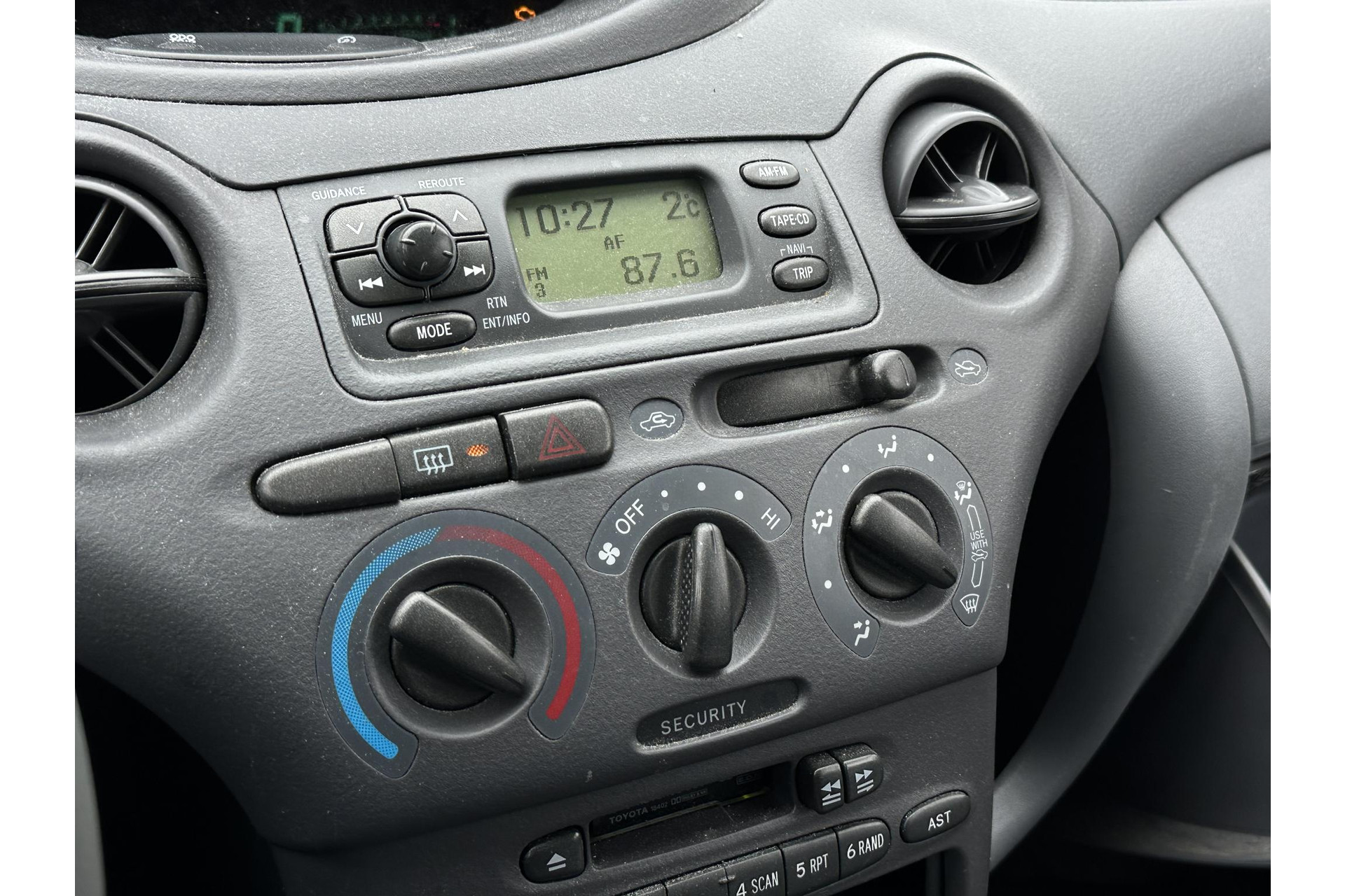 Toyota Yaris 1.3-16V VVT-i Sol 2000 - 11