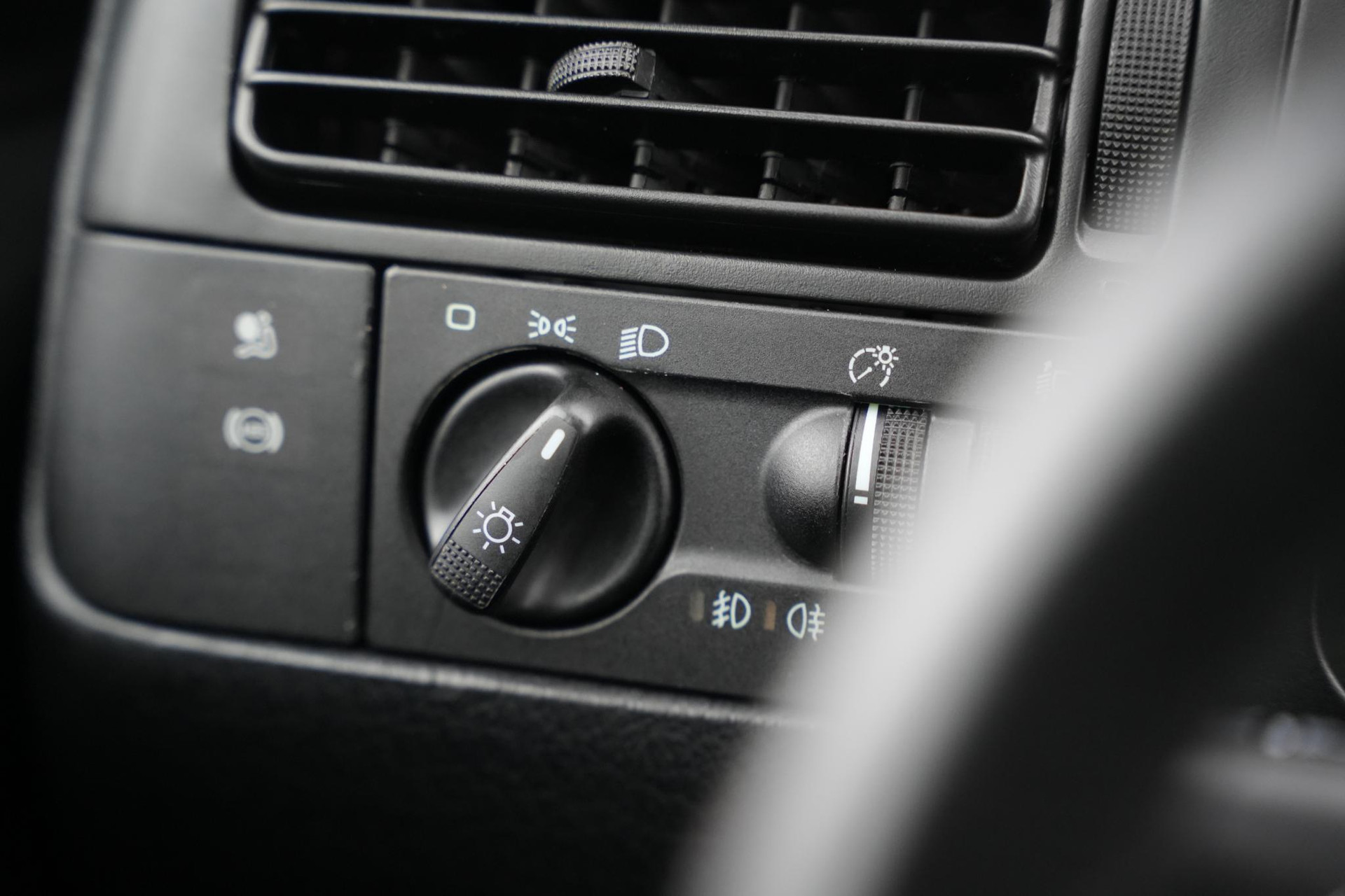 Volkswagen Golf 2.8 VR6 1997 Moonlightblue pareleffect 38