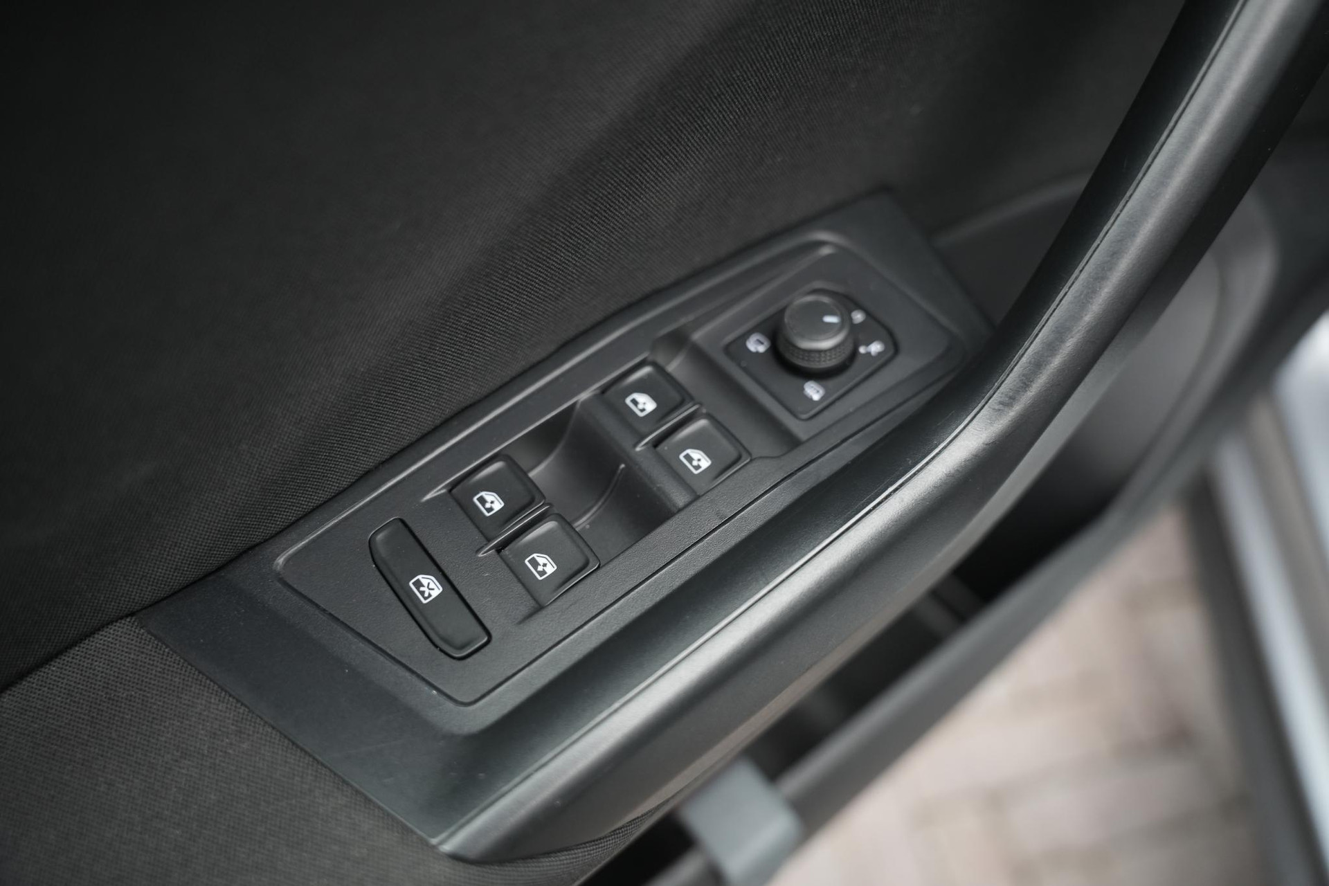 Volkswagen T-Roc 1.0 TSI Life 2023 Pyrit silver 17