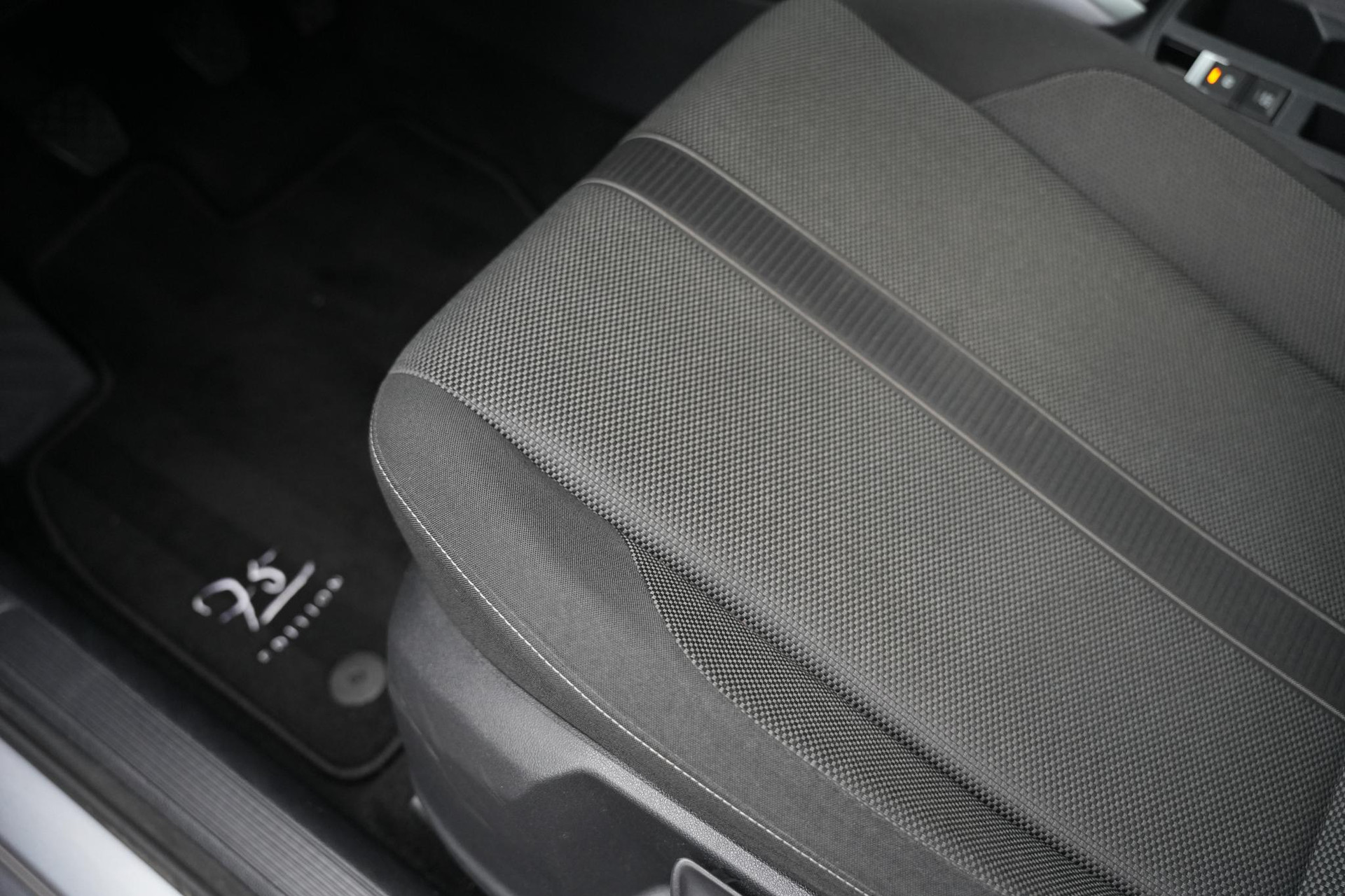 Volkswagen T-Roc 1.0 TSI Life 2023 Pyrit silver 18