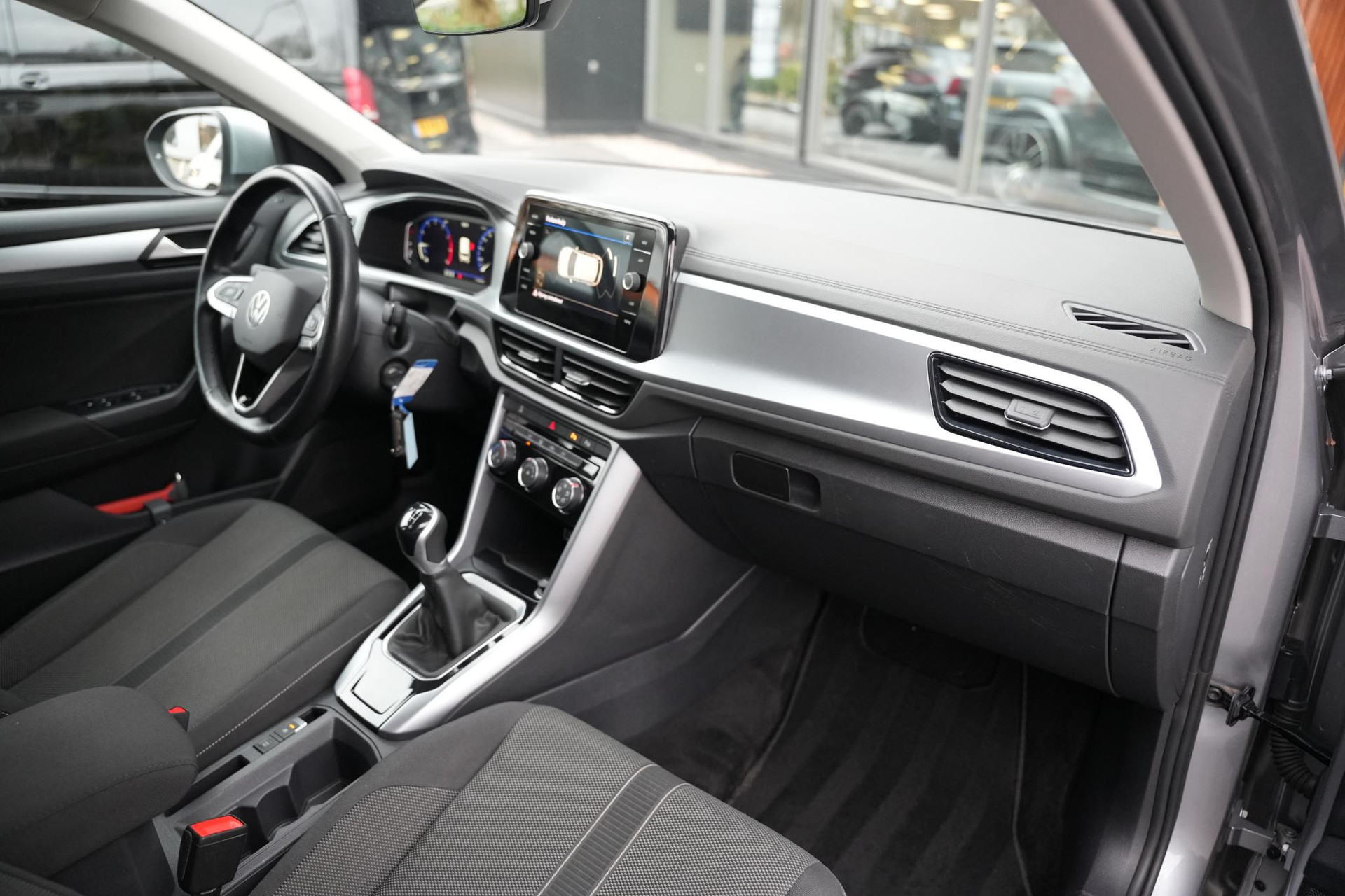 Volkswagen T-Roc 1.0 TSI Life 2023 Pyrit silver 19