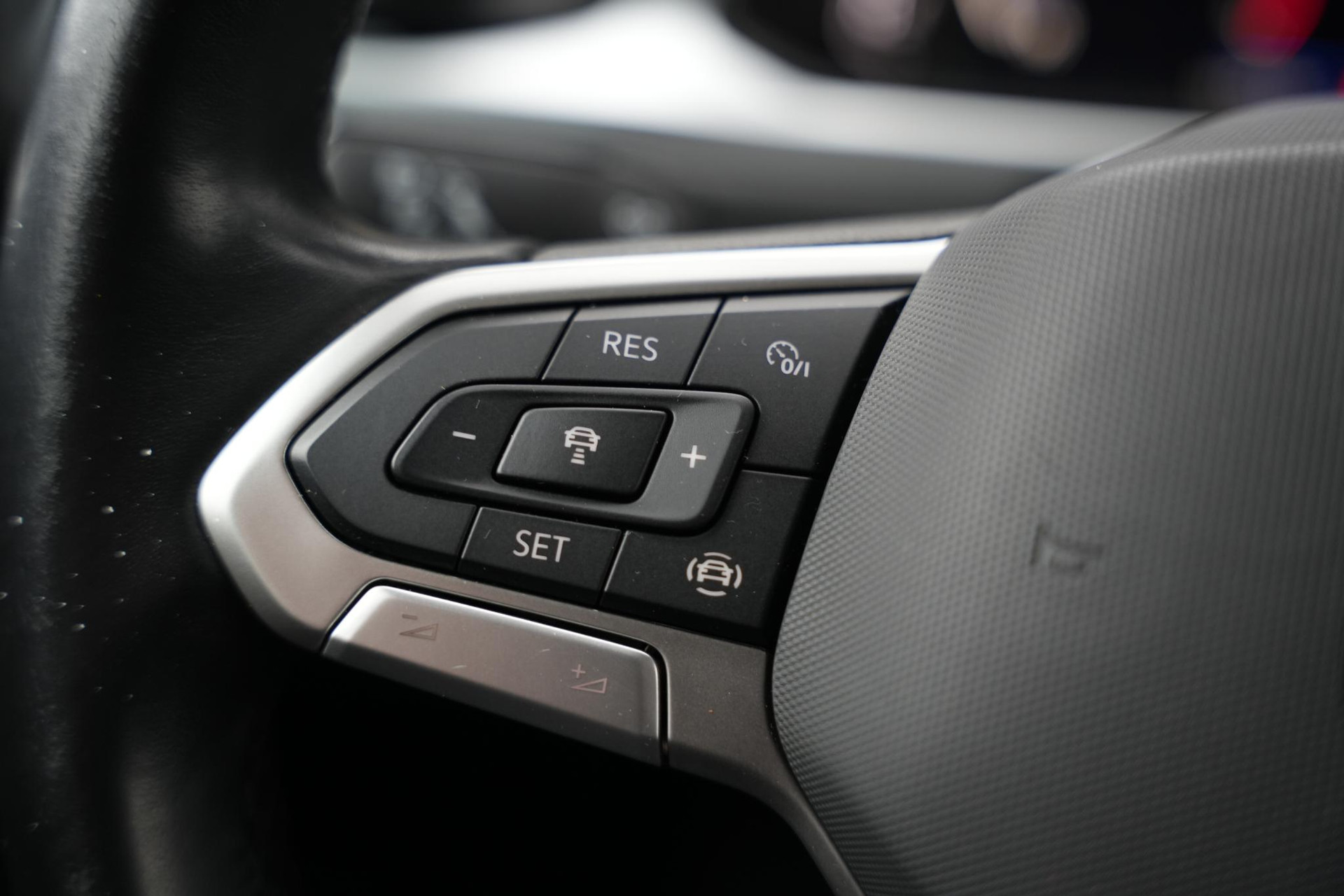 Volkswagen T-Roc 1.0 TSI Life 2023 Pyrit silver 23