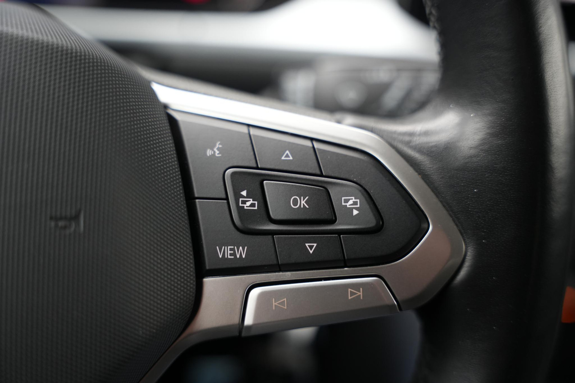 Volkswagen T-Roc 1.0 TSI Life 2023 Pyrit silver 24