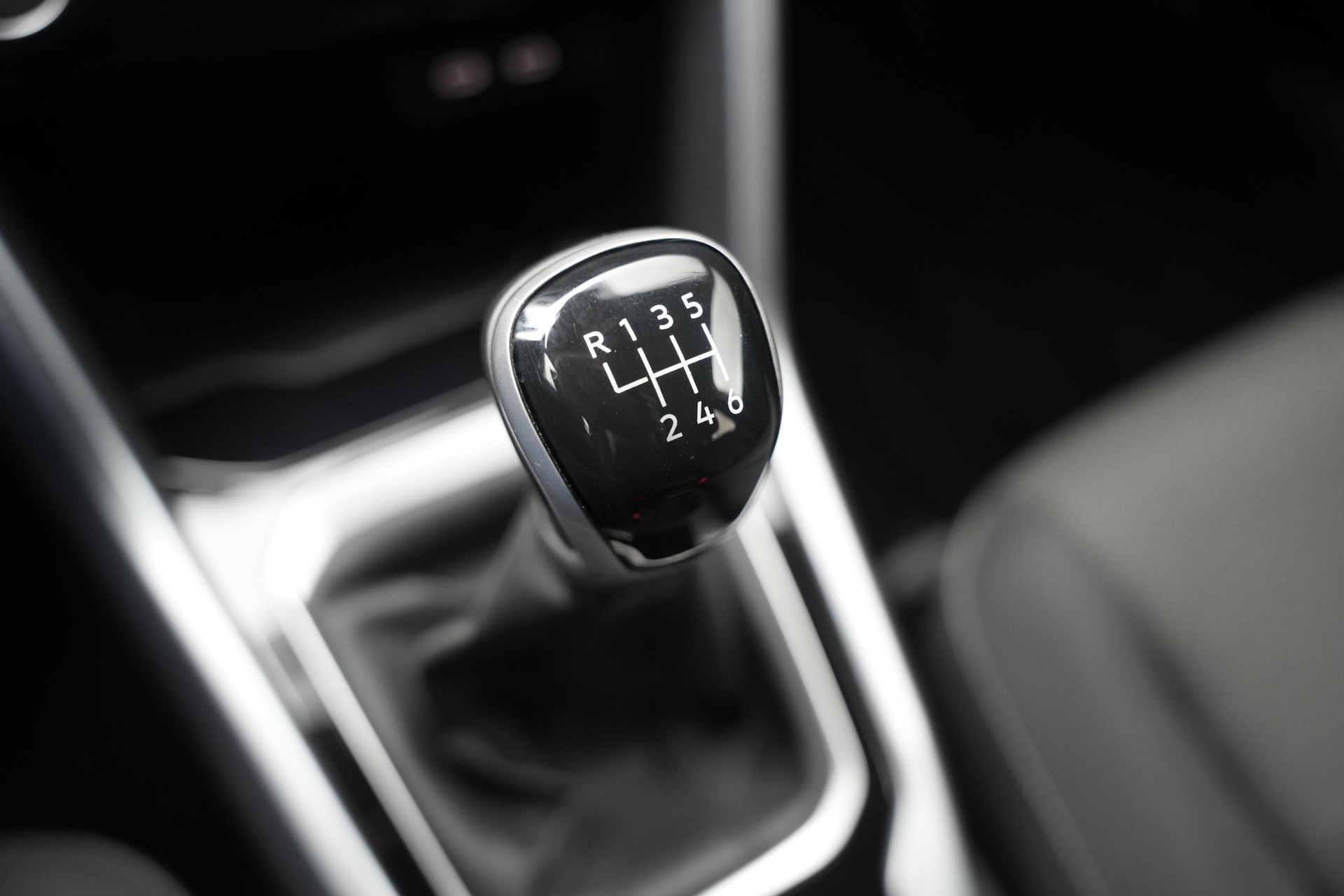 Volkswagen T-Roc 1.0 TSI Life 2023 Pyrit silver 30