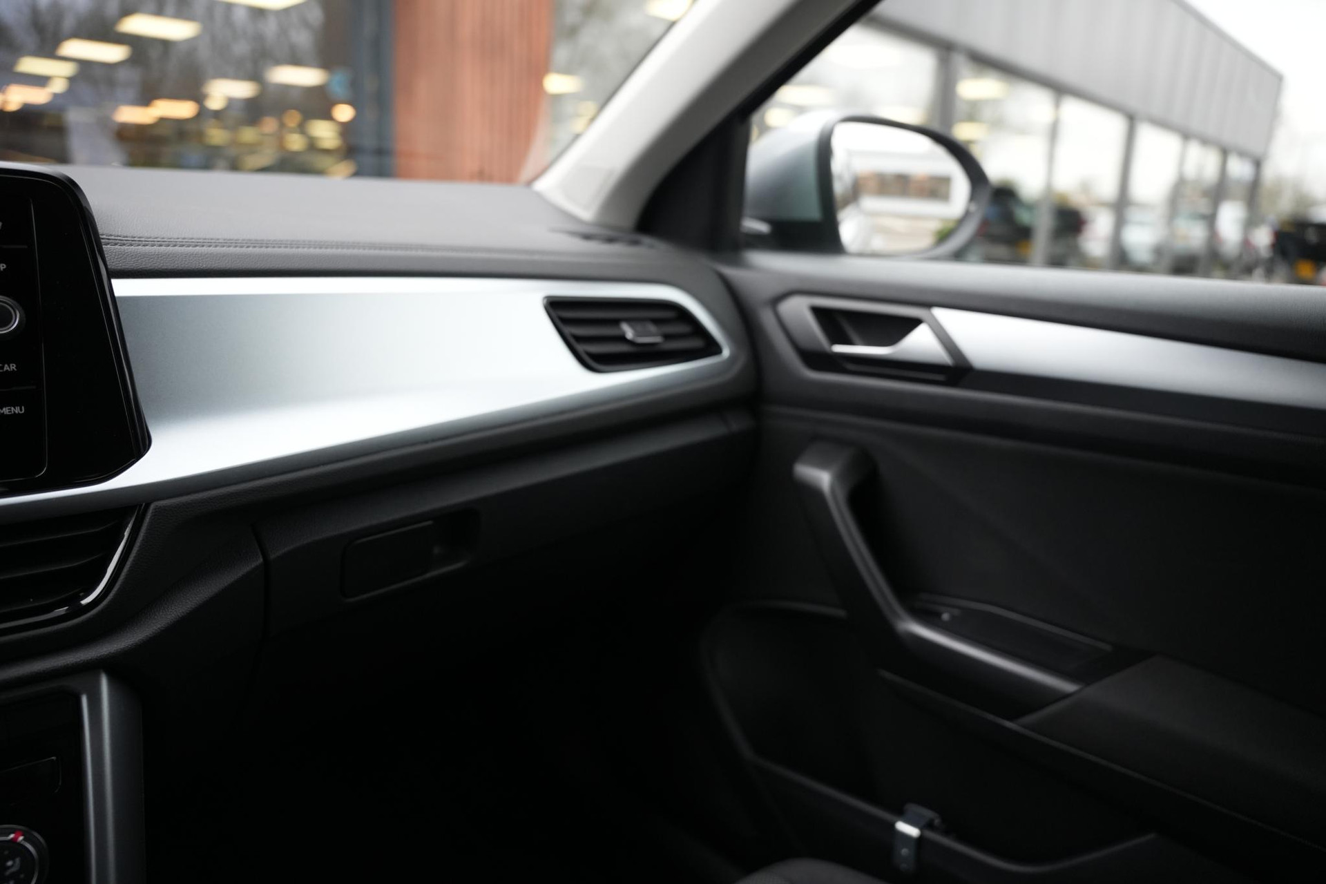 Volkswagen T-Roc 1.0 TSI Life 2023 Pyrit silver 33