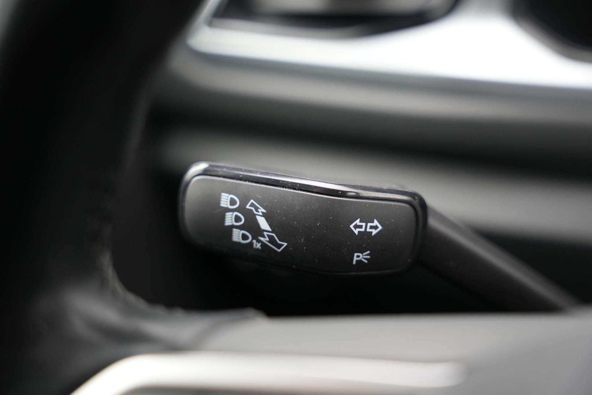 Volkswagen T-Roc 1.0 TSI Life 2023 Pyrit silver 36