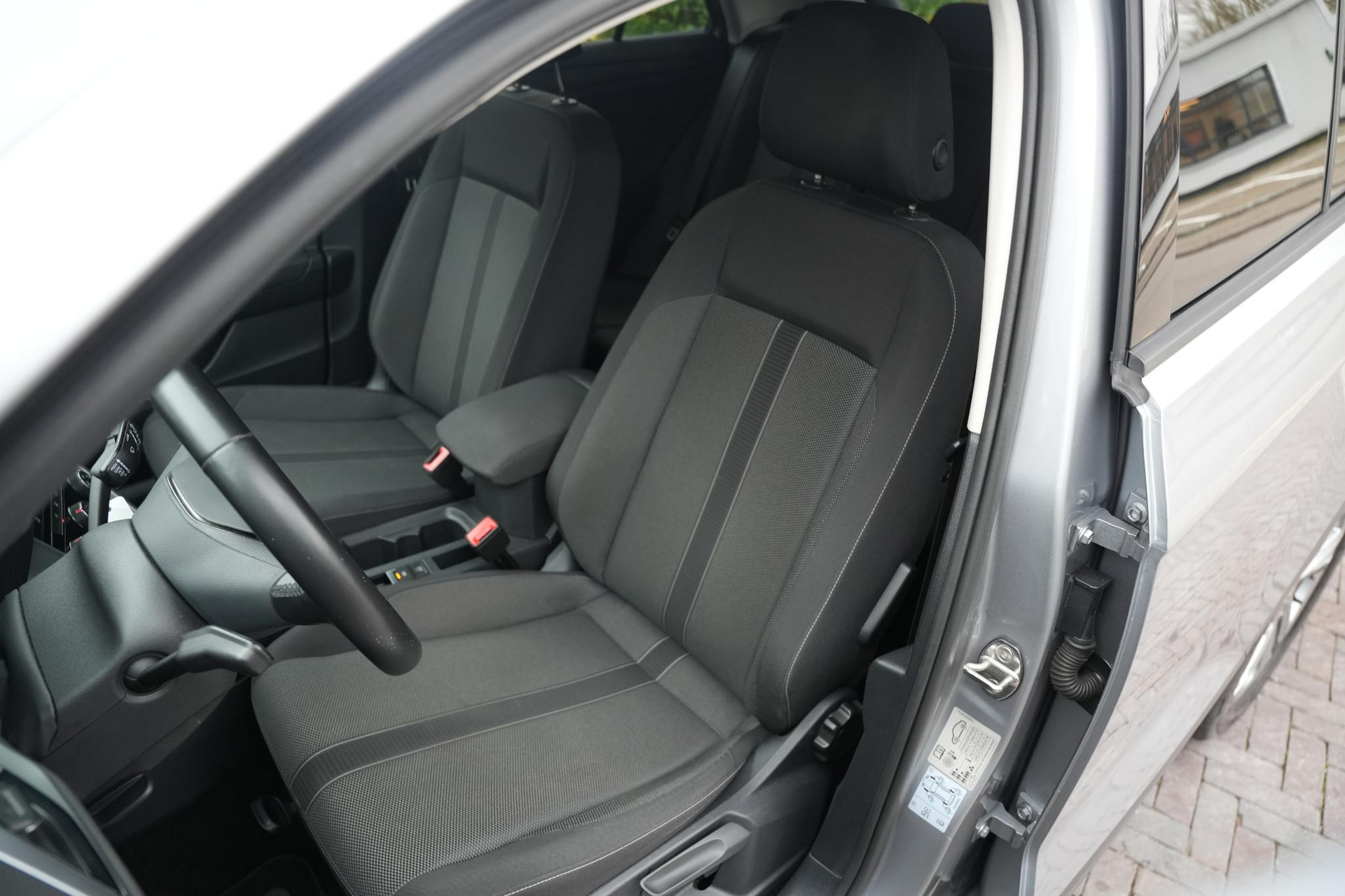 Volkswagen T-Roc 1.0 TSI Life 2023 Pyrit silver 4