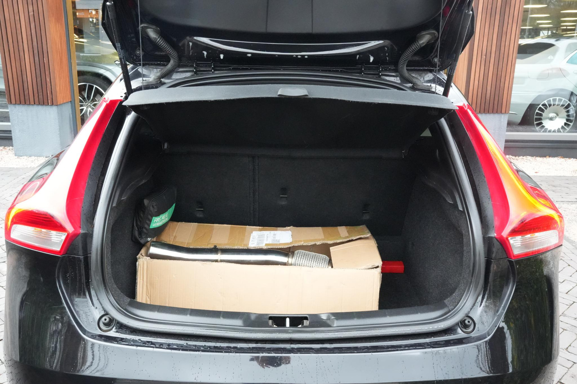 Volvo V40 2.0 T4 Business Sport 2018 717 onyx black metallic 17