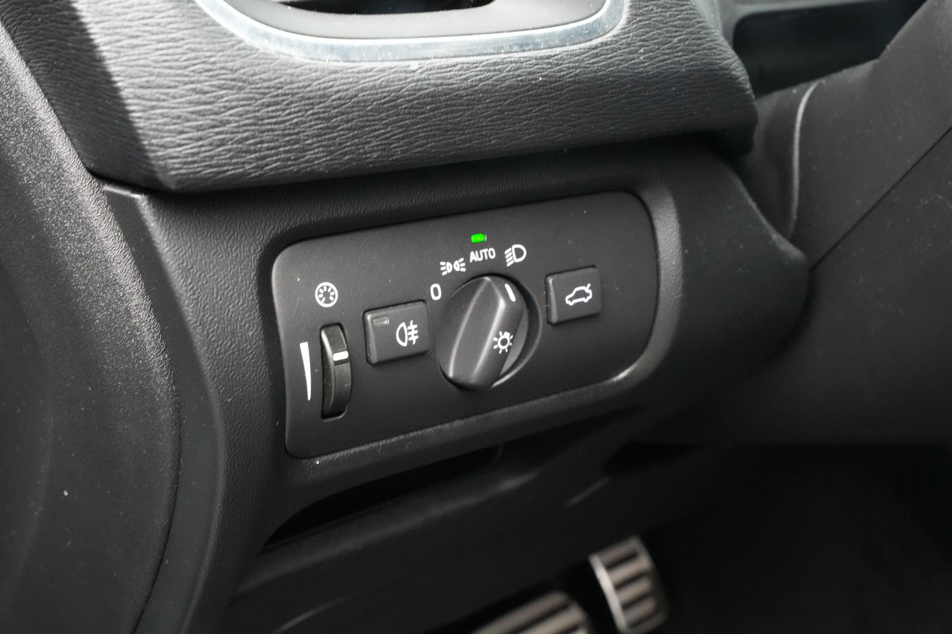 Volvo V40 2.0 T4 Business Sport 2018 717 onyx black metallic 21