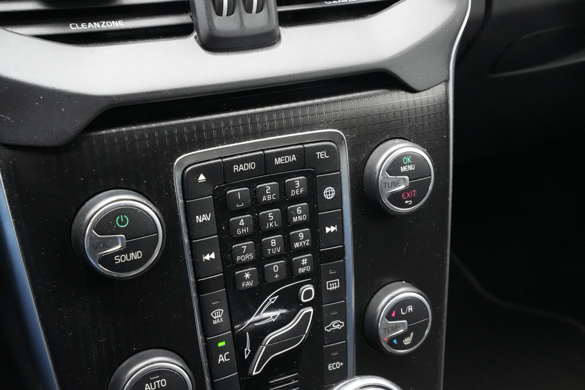 Volvo V40 2.0 T4 Business Sport 2018 717 onyx black metallic 29