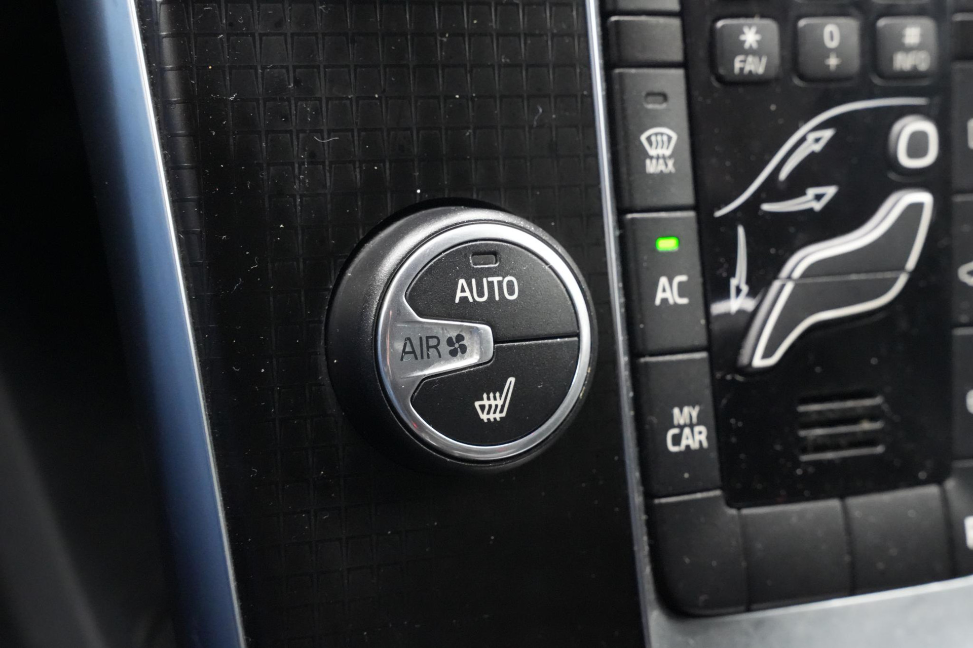 Volvo V40 2.0 T4 Business Sport 2018 717 onyx black metallic 30