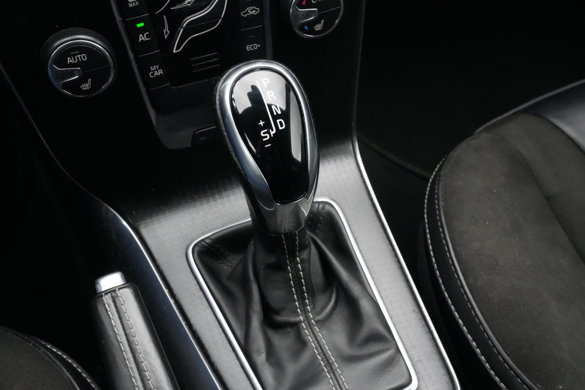 Volvo V40 2.0 T4 Business Sport 2018 717 onyx black metallic 31