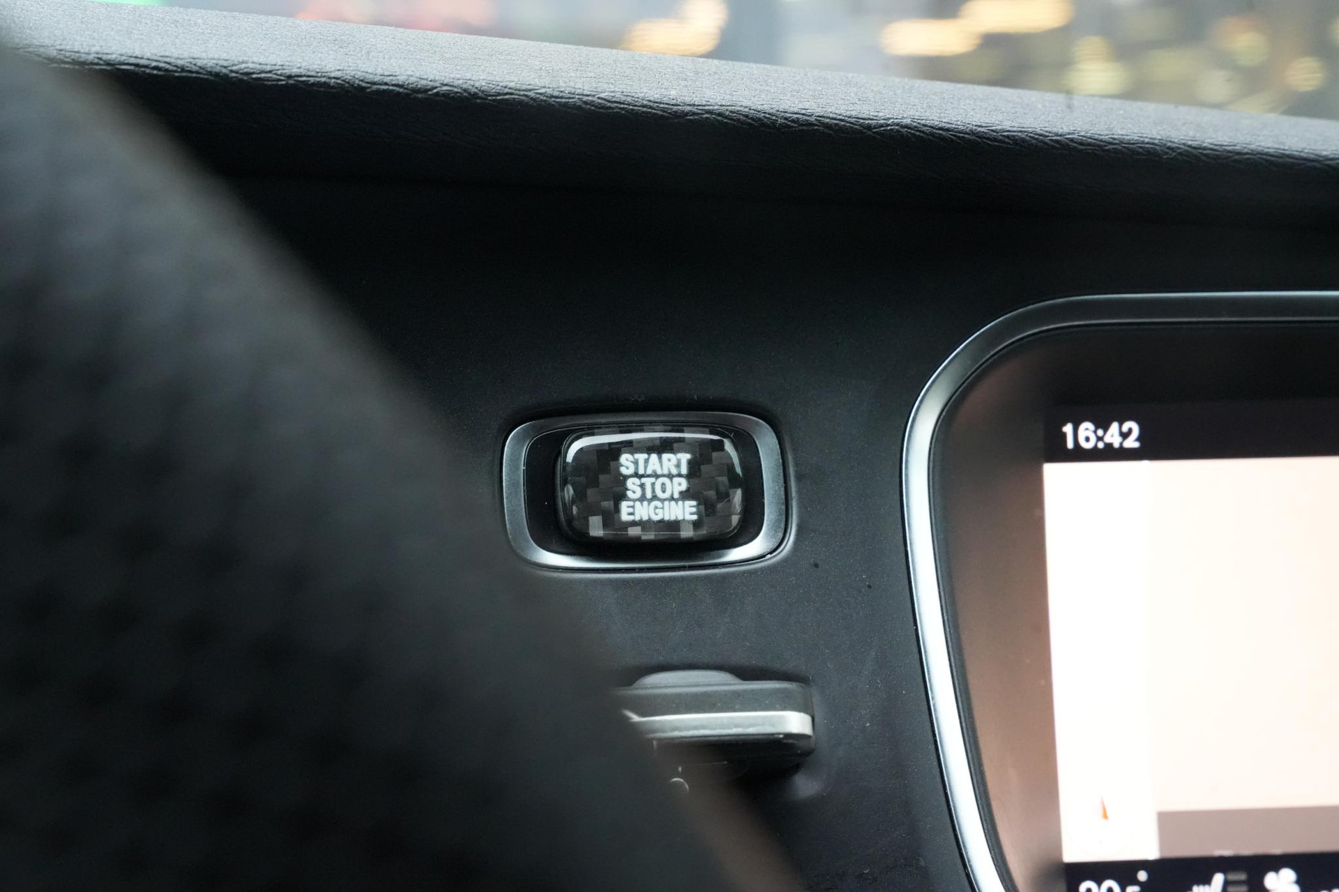 Volvo V40 2.0 T4 Business Sport 2018 717 onyx black metallic 33