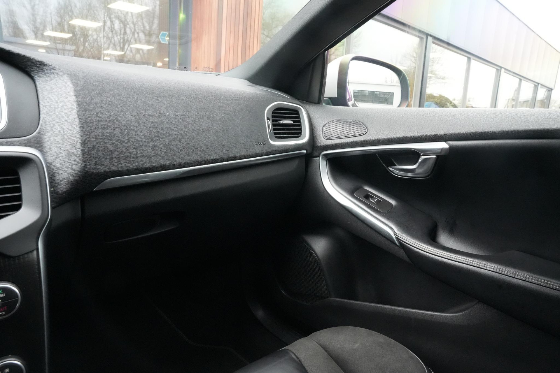 Volvo V40 2.0 T4 Business Sport 2018 717 onyx black metallic 35