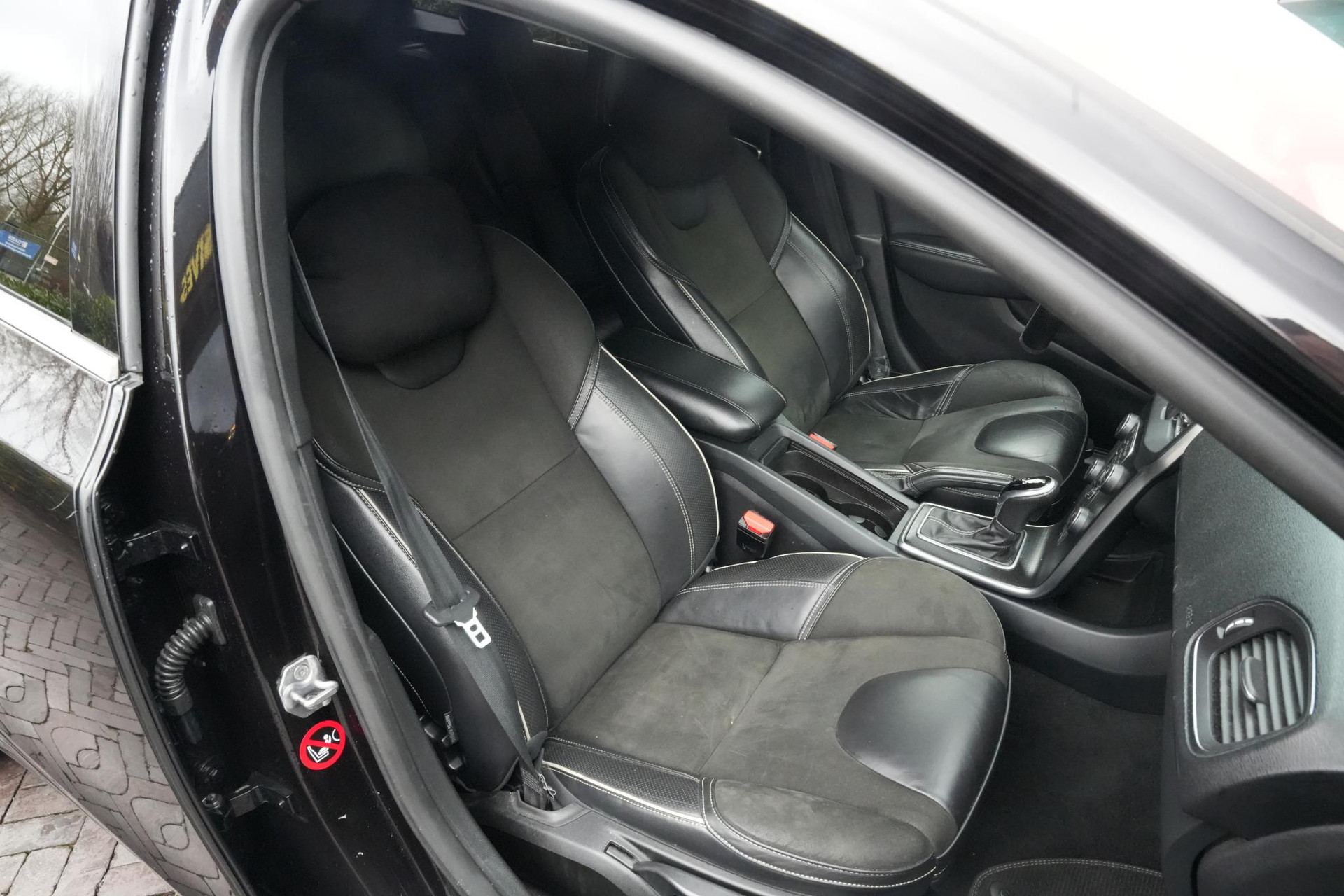 Volvo V40 2.0 T4 Business Sport 2018 717 onyx black metallic 6