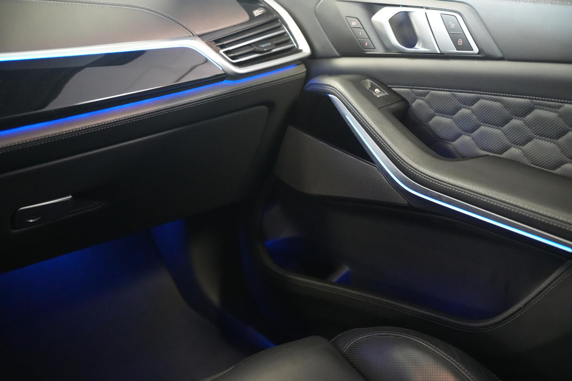 BMW X5 M 2020 BLACK SAPPHIRE METALLIC (475) 47