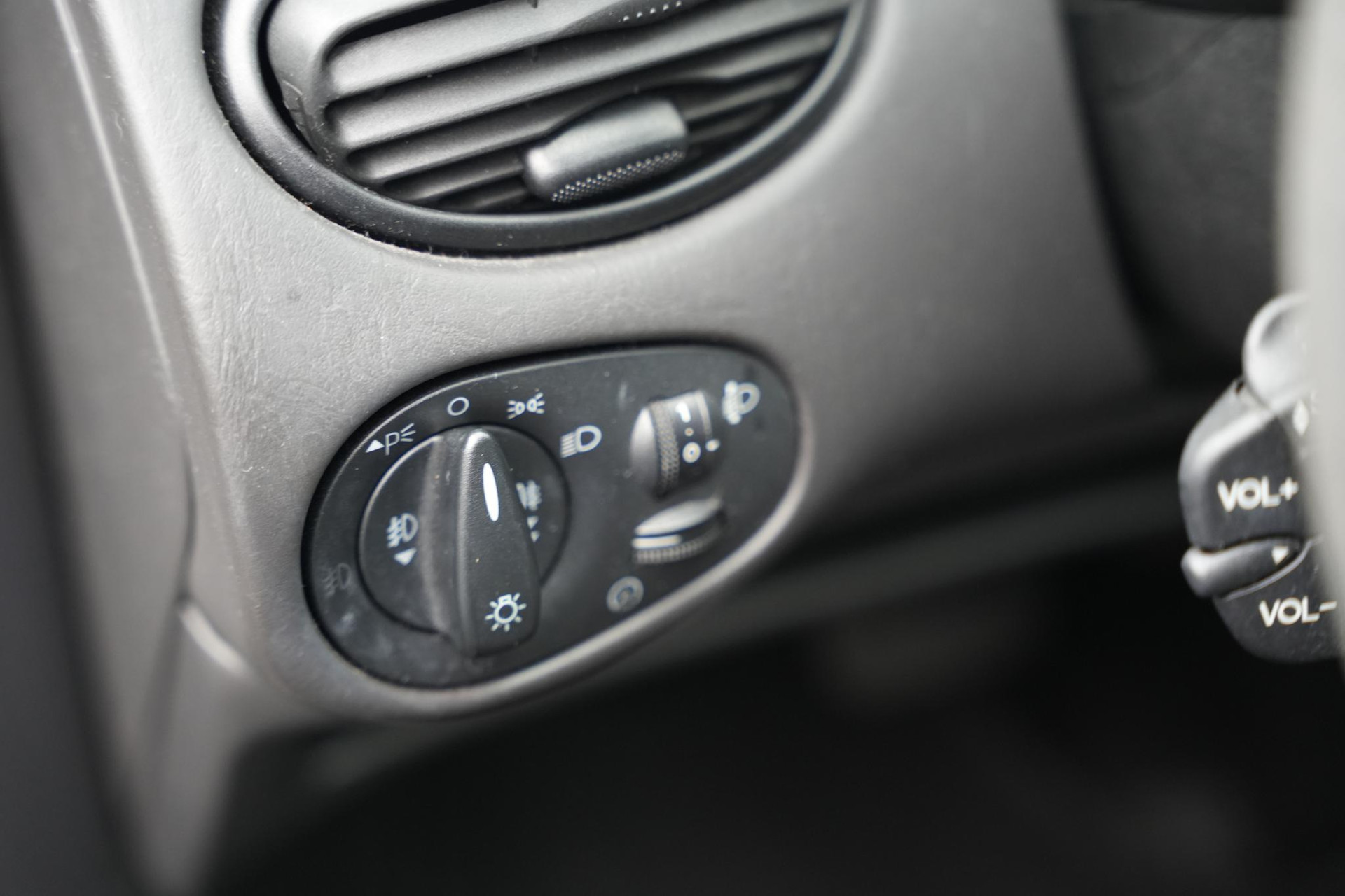 Ford Focus 1.6-16V Trend 2003  10