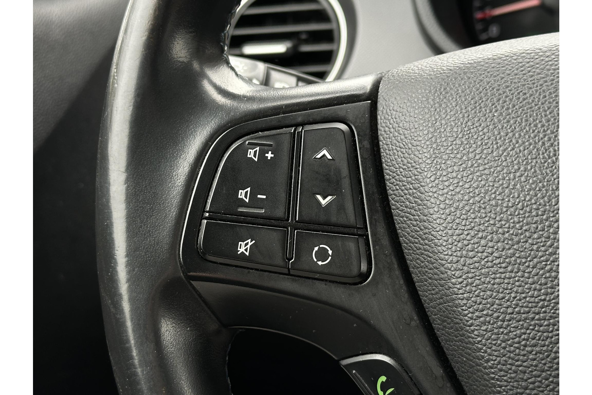 Hyundai i10 1.0i i-Motion Go! 2016 2016 Phantom Black (X5B) 15