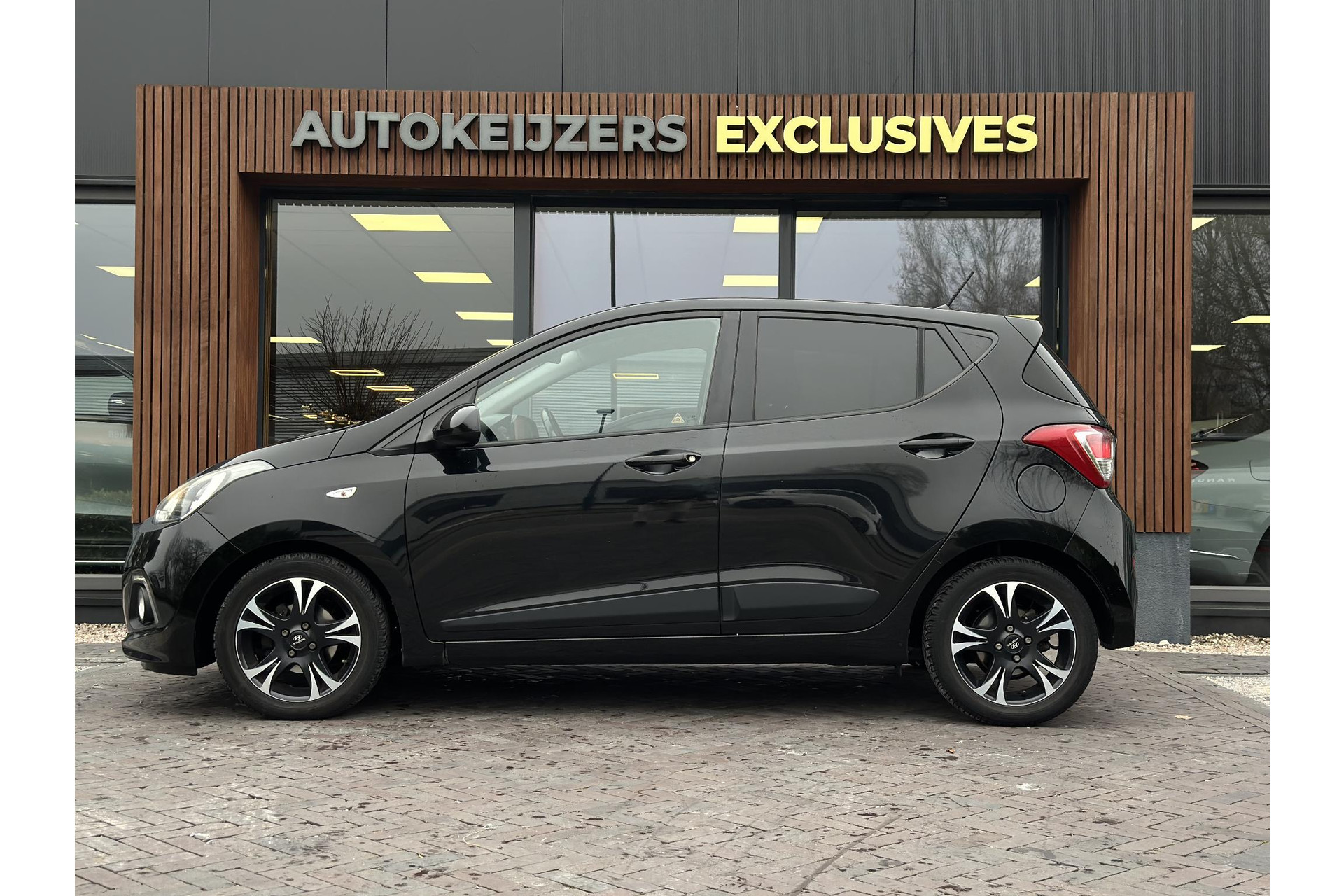 Hyundai i10 1.0i i-Motion Go! 2016 2016 Phantom Black (X5B) 4