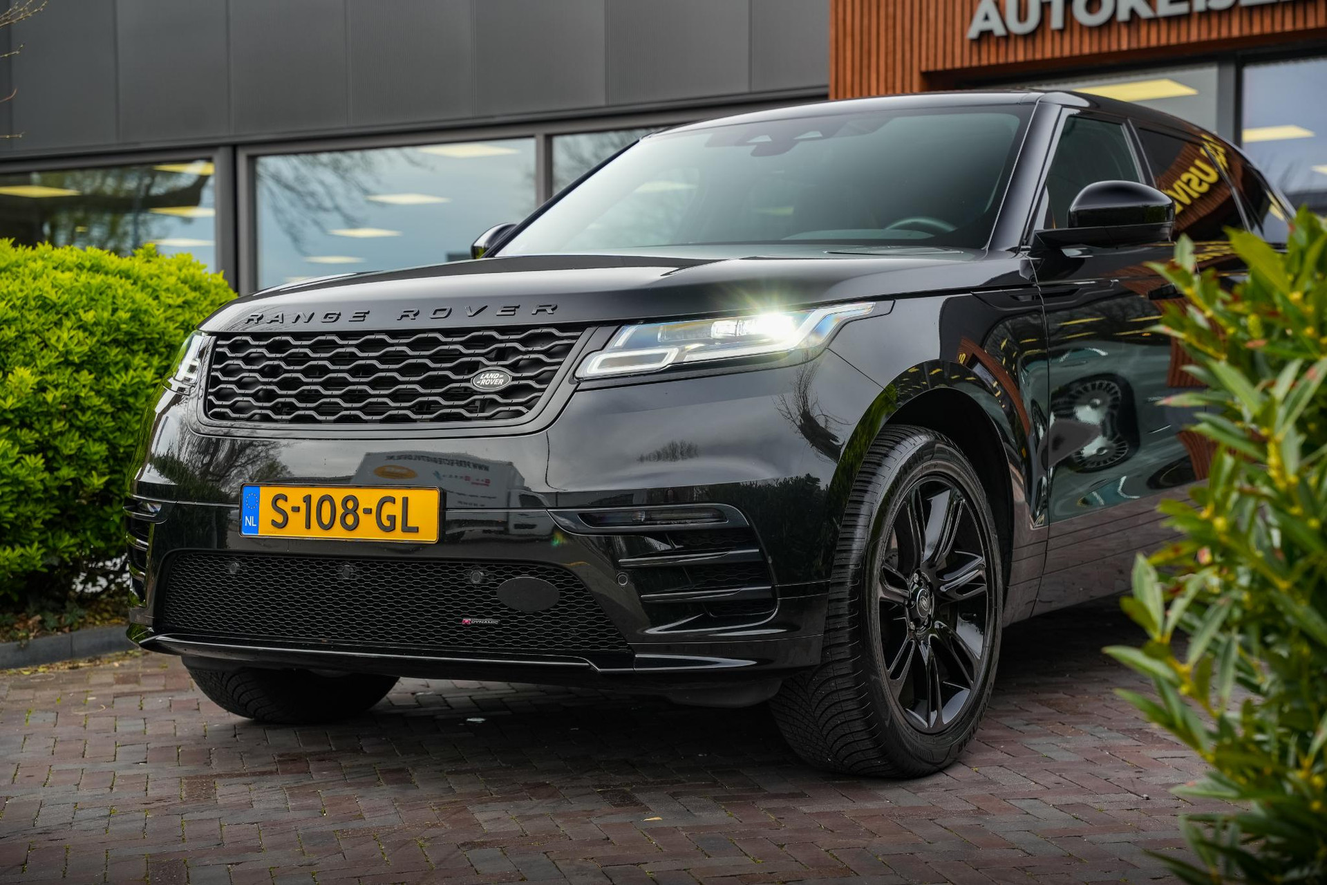 Land Rover Range Rover Velar 2.0 P400e Edition 2023 Exterior Paint - Santorini Black (1AG) 13