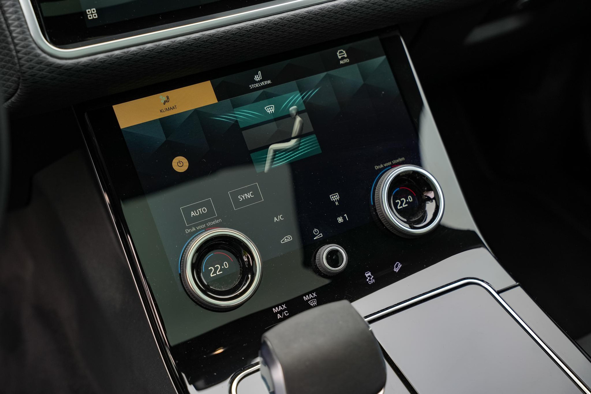 Land Rover Range Rover Velar 2.0 P400e Edition 2023 Exterior Paint - Santorini Black (1AG) 16