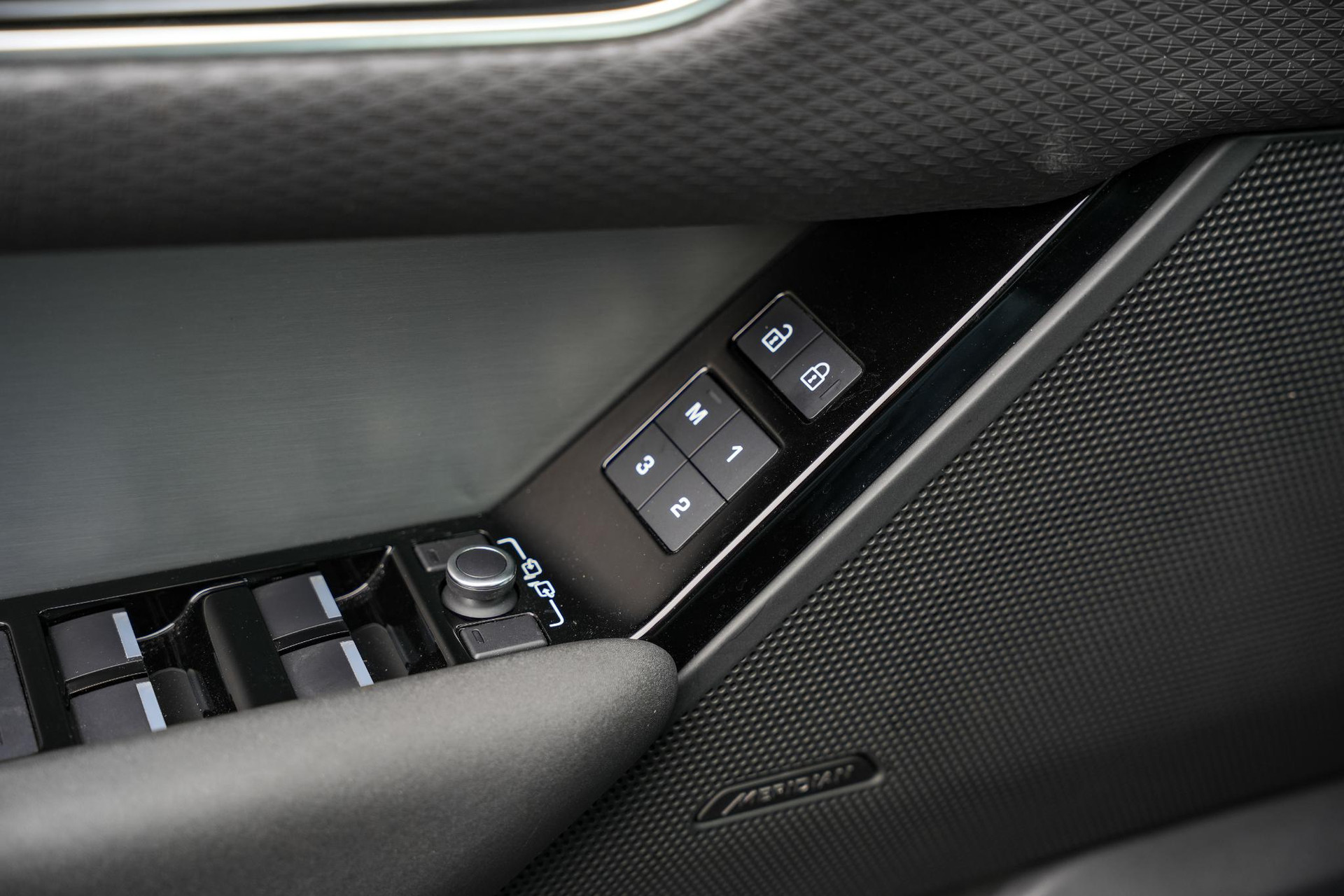 Land Rover Range Rover Velar 2.0 P400e Edition 2023 Exterior Paint - Santorini Black (1AG) 23