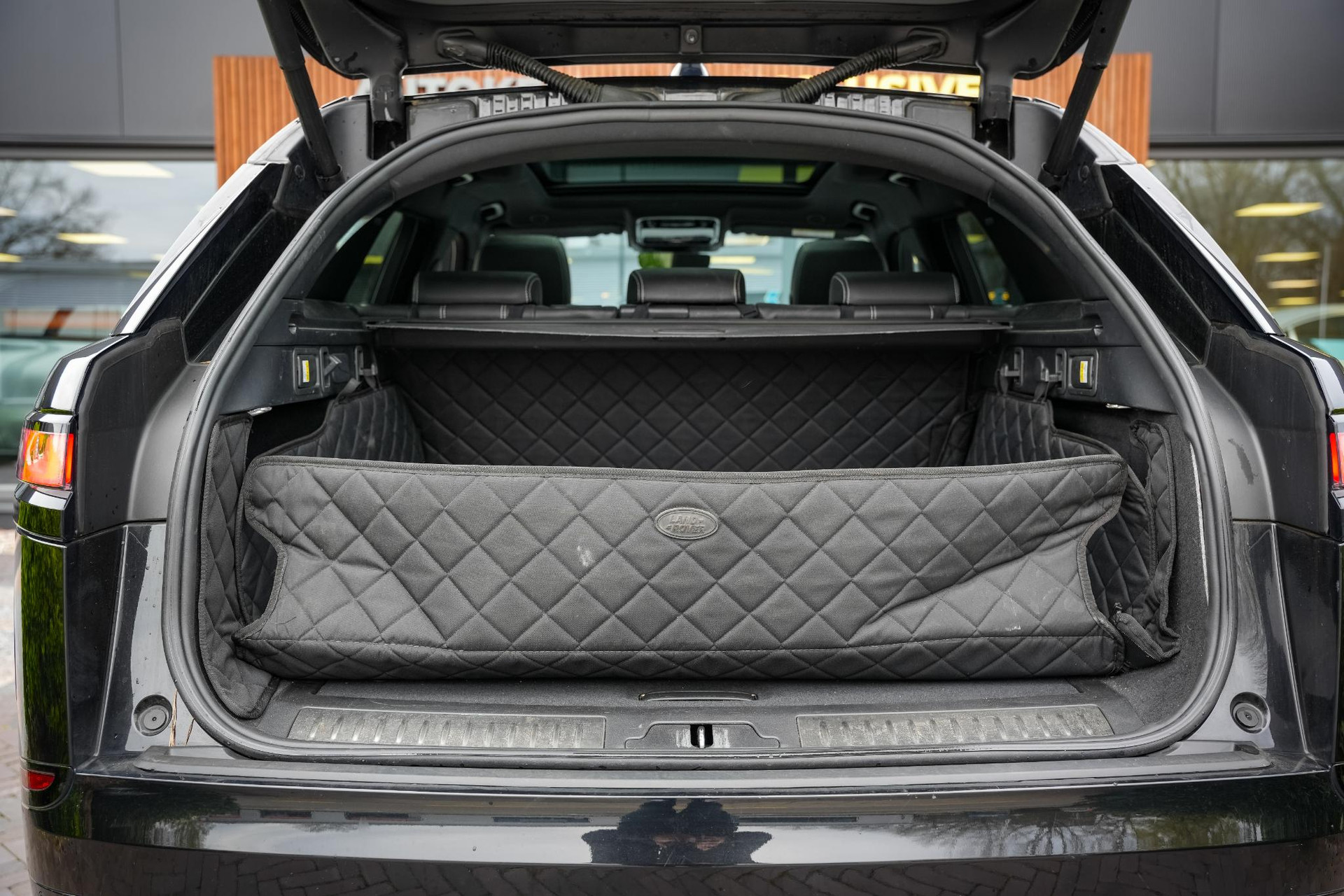 Land Rover Range Rover Velar 2.0 P400e Edition 2023 Exterior Paint - Santorini Black (1AG) 26