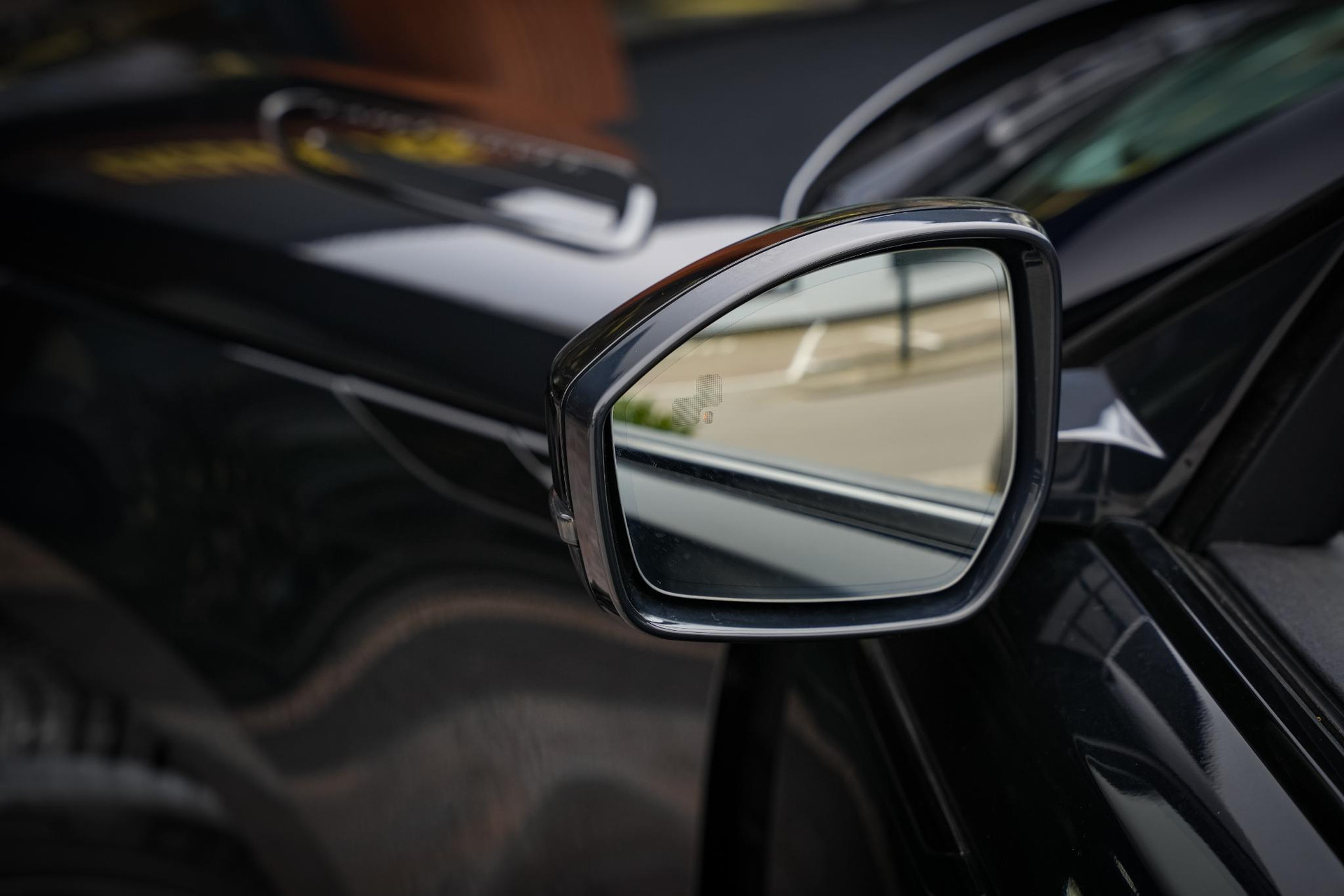 Land Rover Range Rover Velar 2.0 P400e Edition 2023 Exterior Paint - Santorini Black (1AG) 29