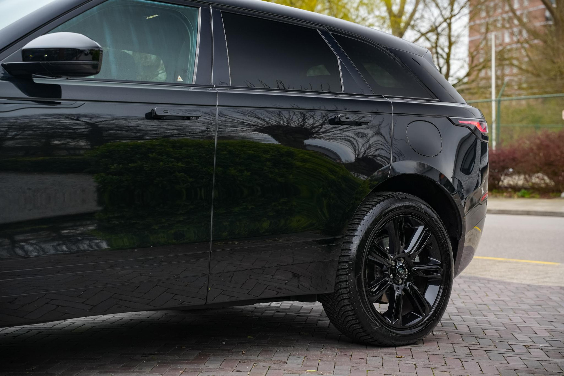 Land Rover Range Rover Velar 2.0 P400e Edition 2023 Exterior Paint - Santorini Black (1AG) 32