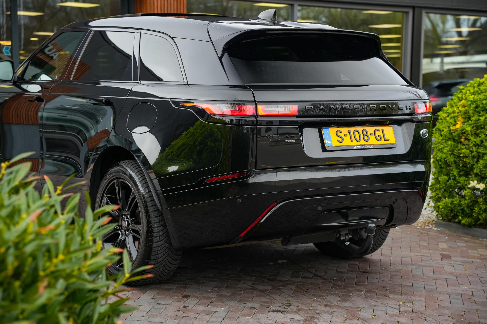 Land Rover Range Rover Velar 2.0 P400e Edition 2023 Exterior Paint - Santorini Black (1AG) 33