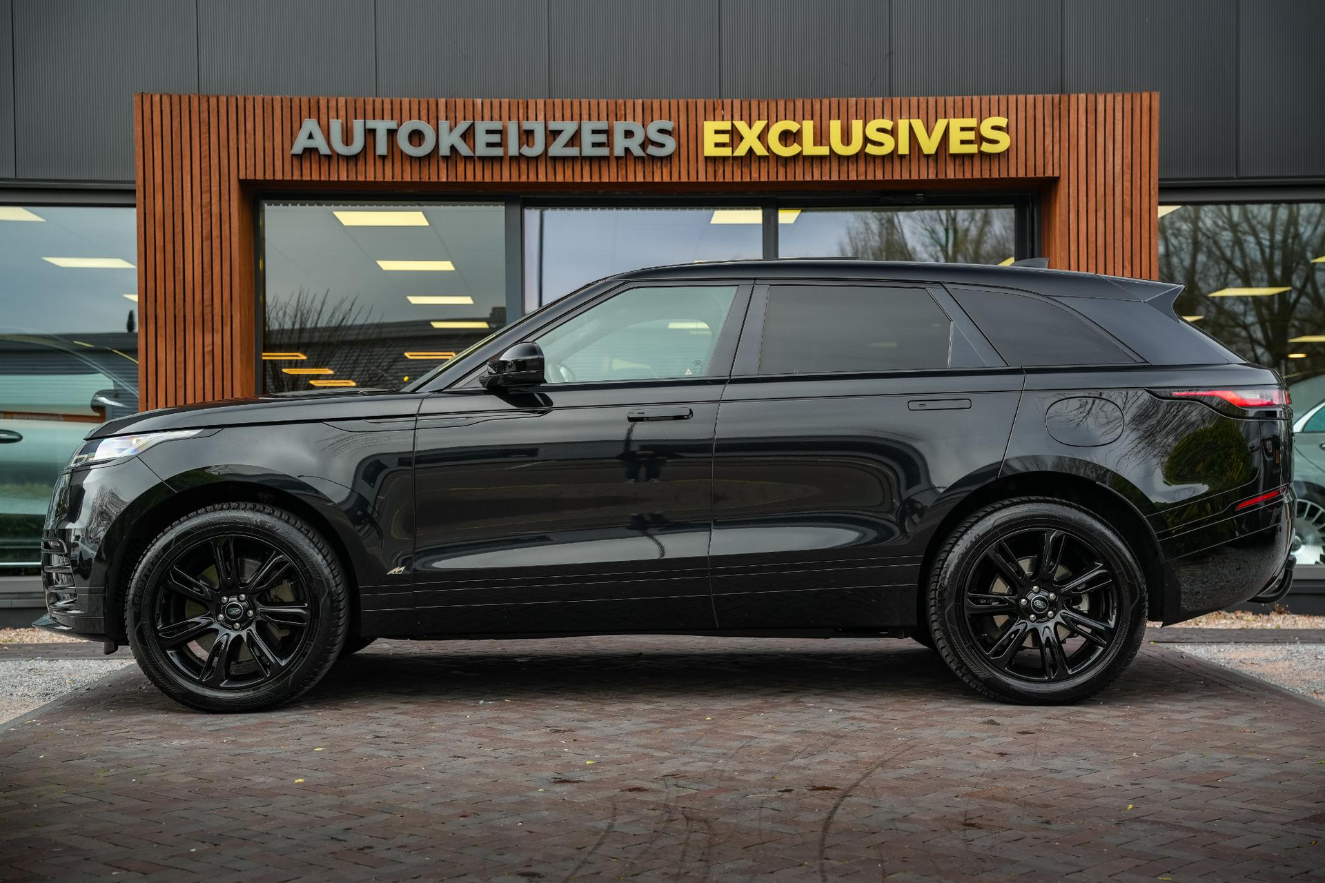 Land Rover Range Rover Velar 2.0 P400e Edition 2023 Exterior Paint - Santorini Black (1AG) 5