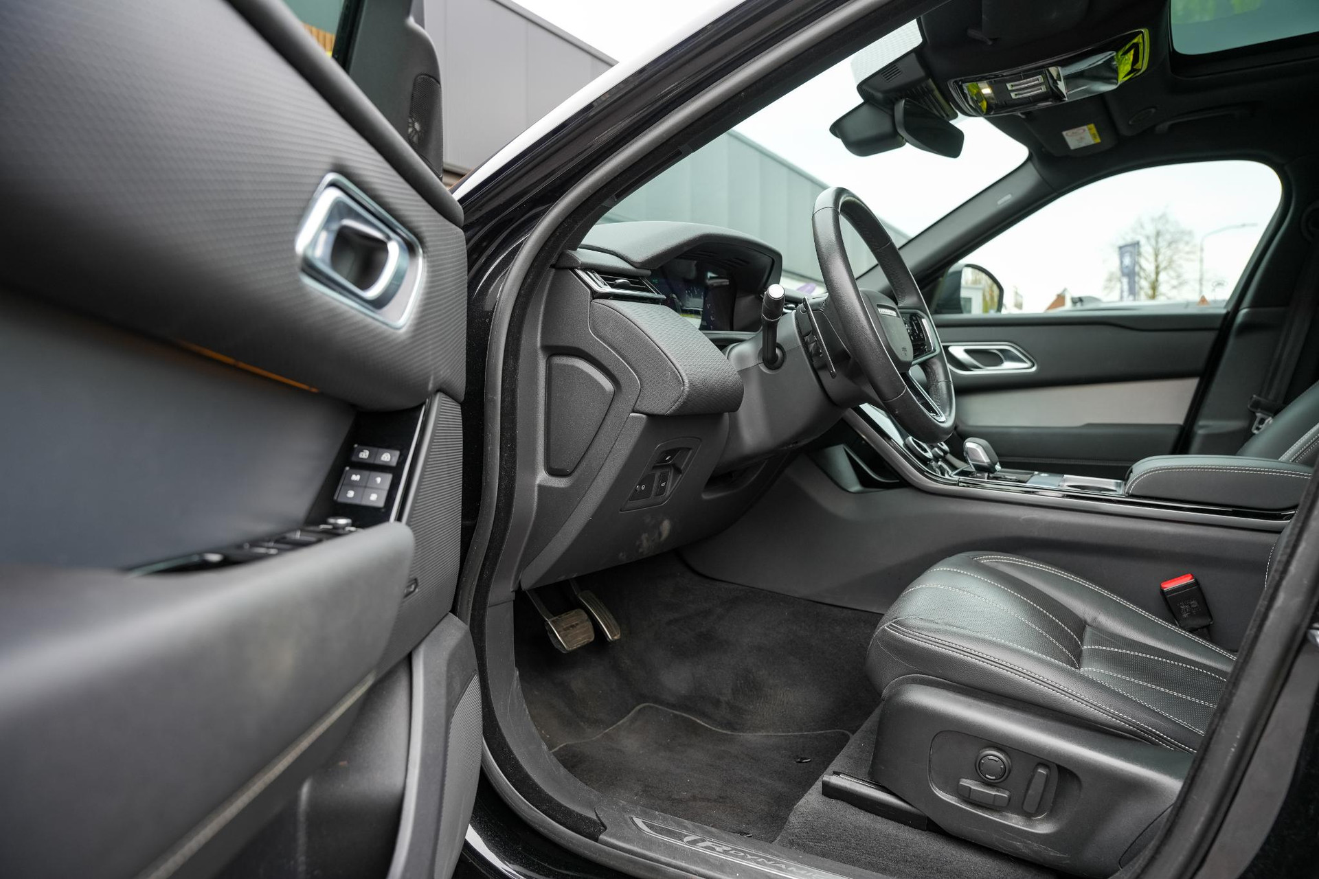 Land Rover Range Rover Velar 2.0 P400e Edition 2023 Exterior Paint - Santorini Black (1AG) 6