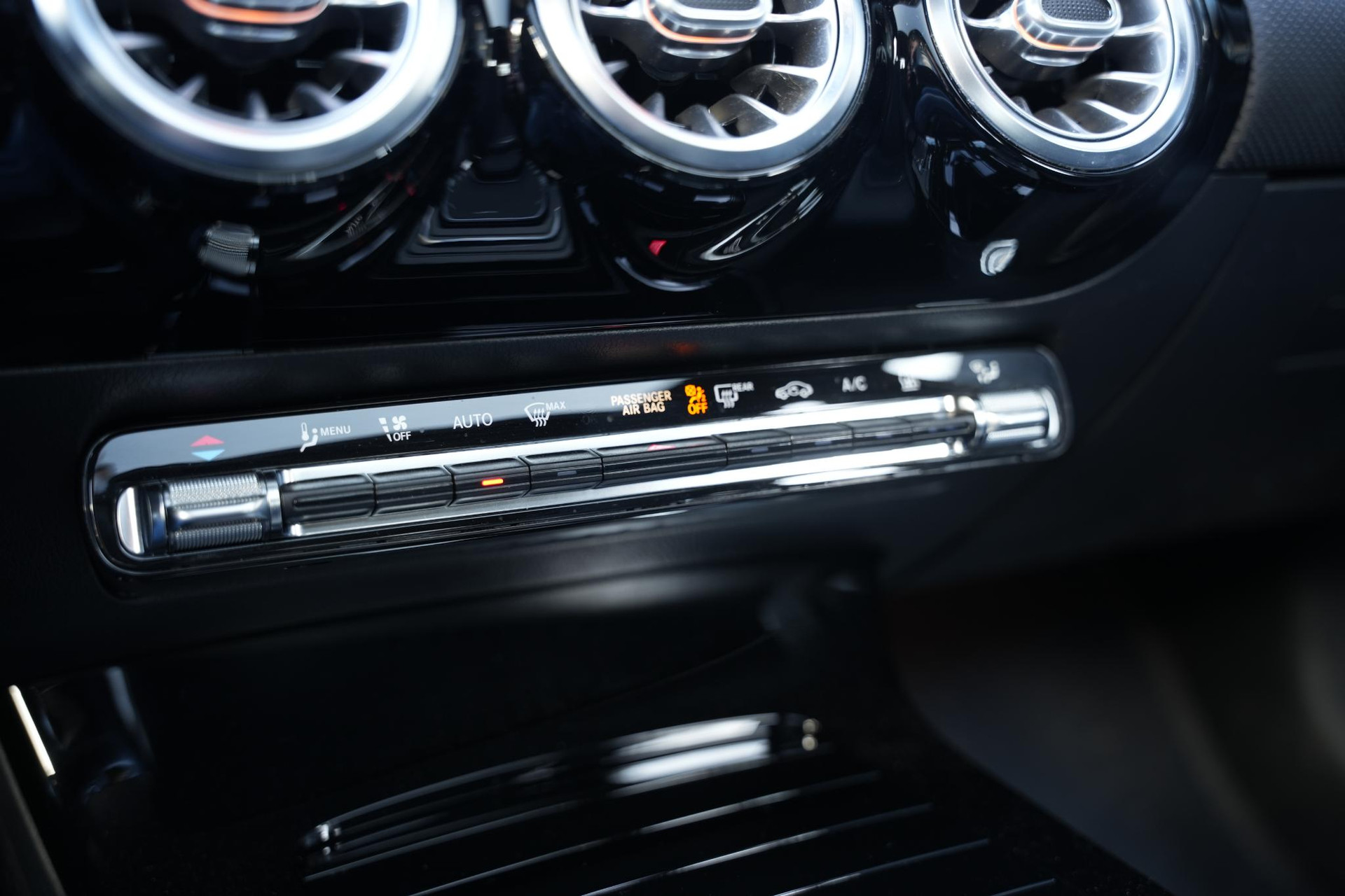 Mercedes-Benz A-Klasse 250 e Premium Plus 2020 DIGITAL WHITE - METALLIC FINISH (144U) 35