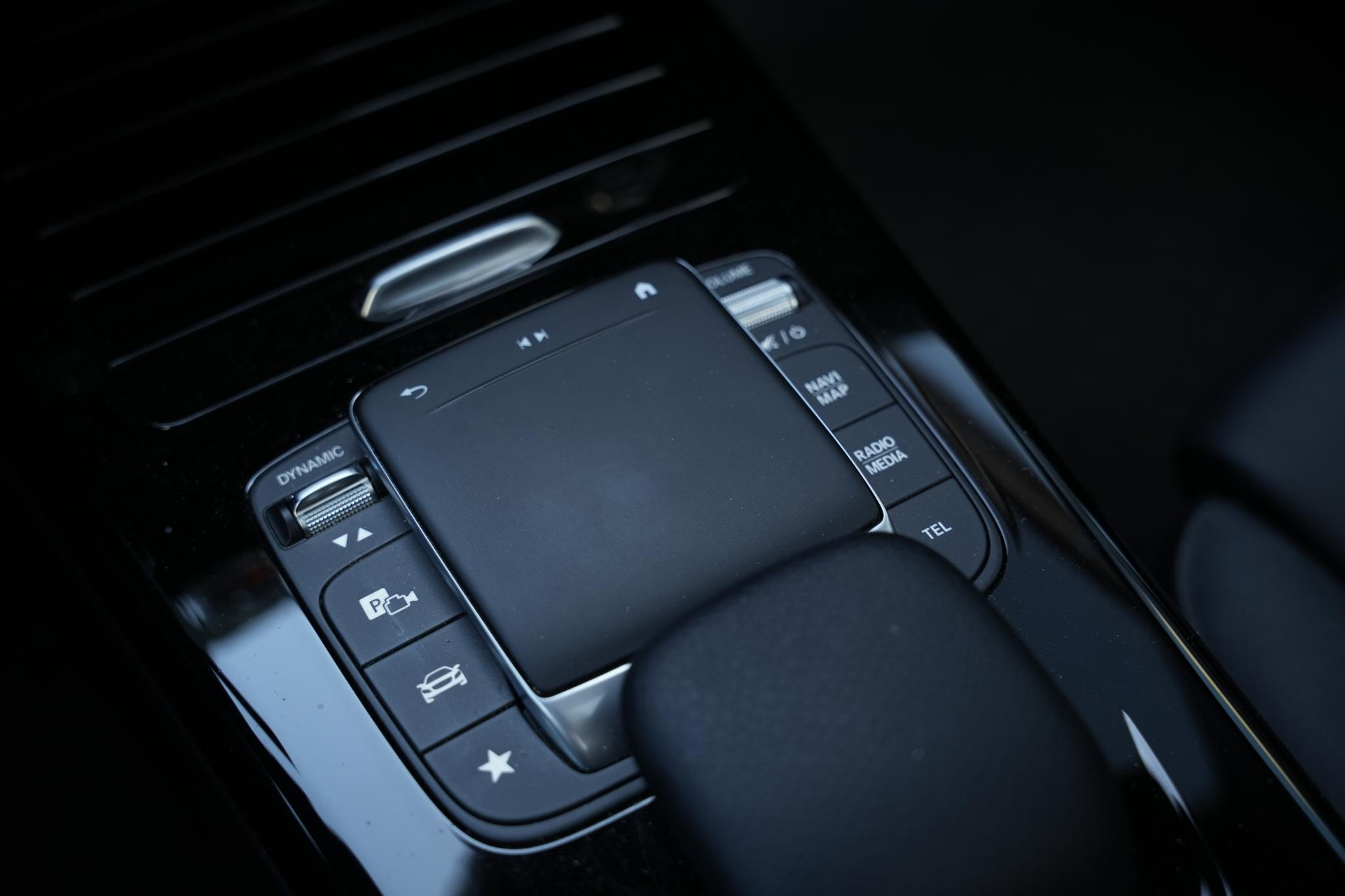 Mercedes-Benz A-Klasse 250 e Premium Plus 2020 DIGITAL WHITE - METALLIC FINISH (144U) 36