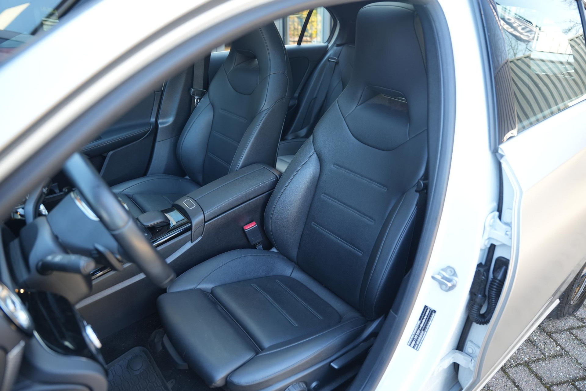 Mercedes-Benz A-Klasse 250 e Premium Plus 2020 DIGITAL WHITE - METALLIC FINISH (144U) 4