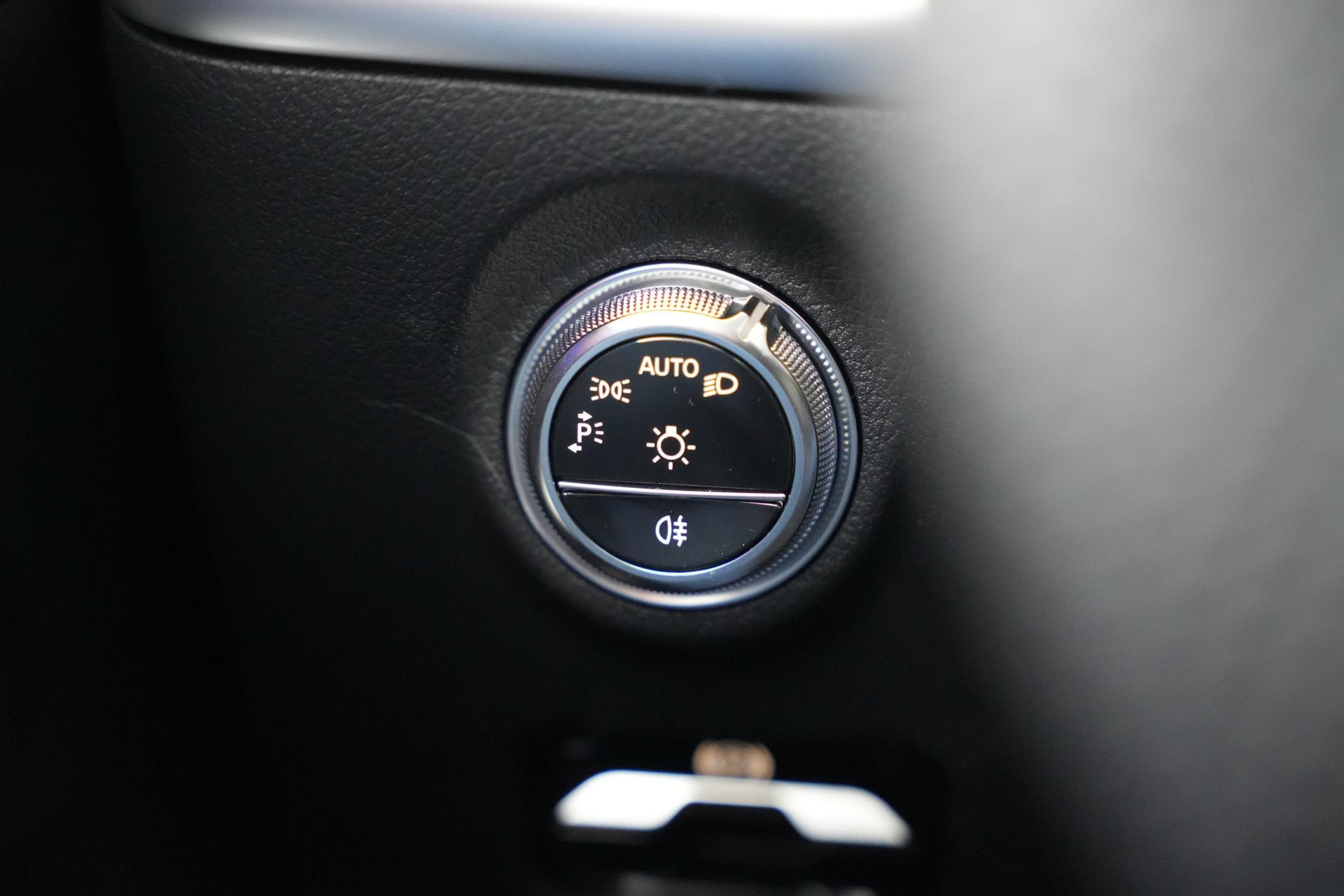 Mercedes-Benz C-Klasse 180 Business Solution AMG 2025 GRAPHITE GRAY - METALLIC FINISH (831U) 28