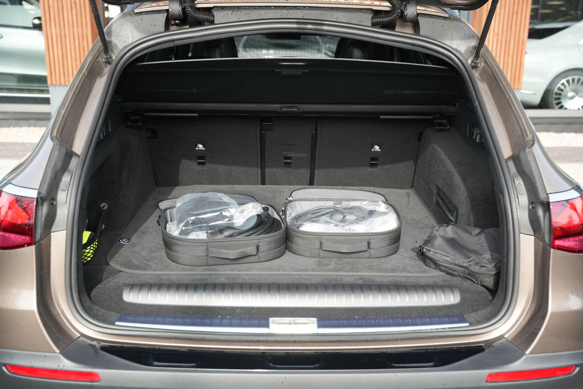 Mercedes-Benz E-Klasse All-Terrain 300 de 4MATIC All-Terrain 2025 Velvet brown-metallic finish (771U) 13