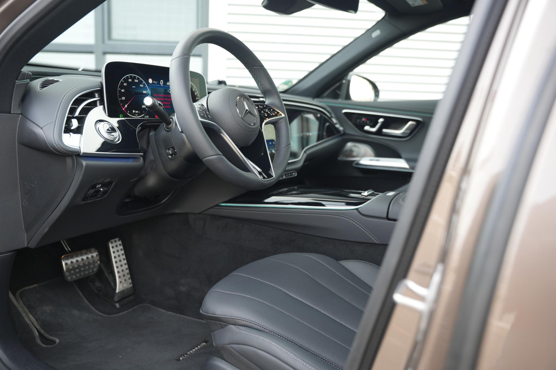 Mercedes-Benz E-Klasse All-Terrain 300 de 4MATIC All-Terrain 2025 Velvet brown-metallic finish (771U) 17