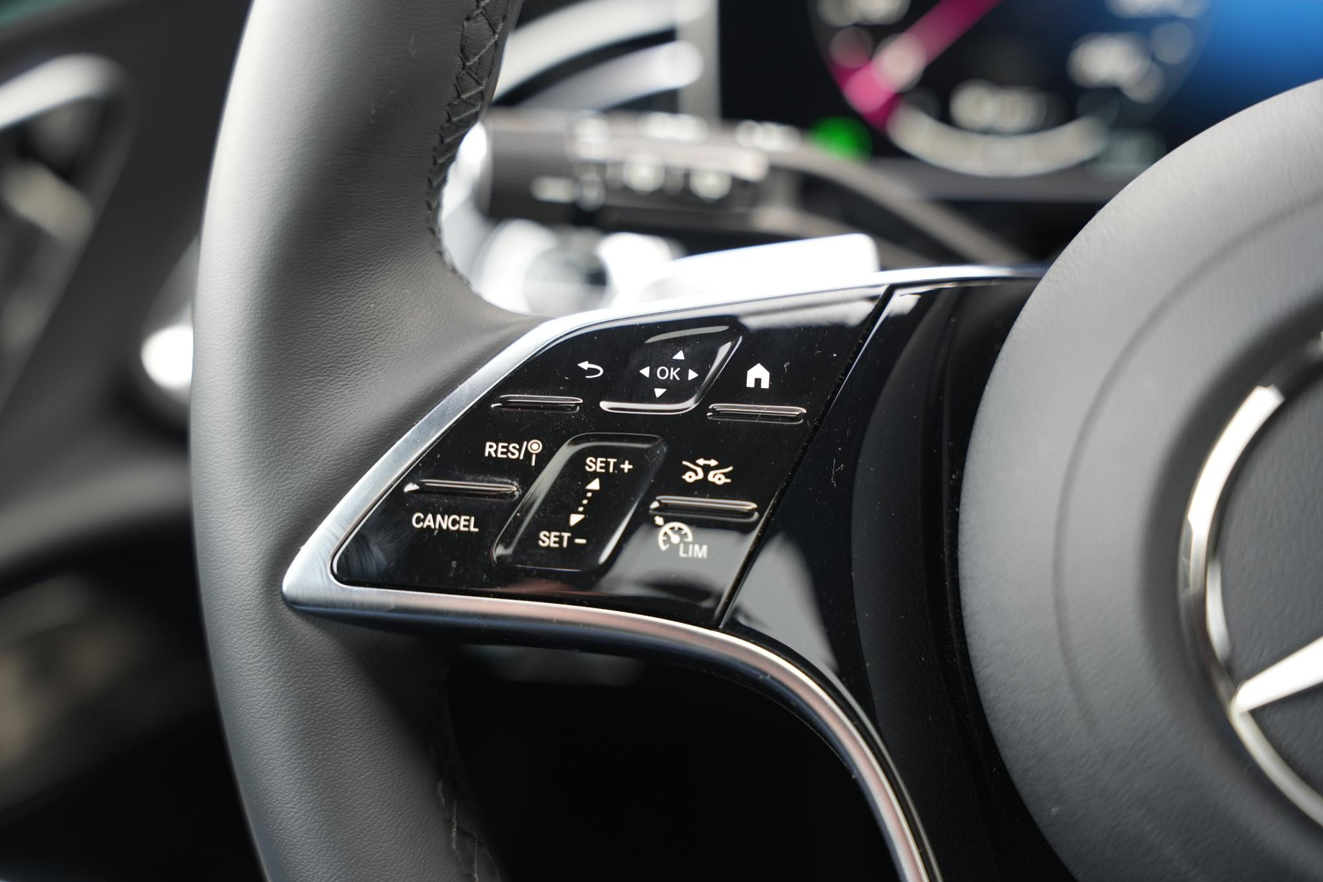 Mercedes-Benz E-Klasse All-Terrain 300 de 4MATIC All-Terrain 2025 Velvet brown-metallic finish (771U) 18