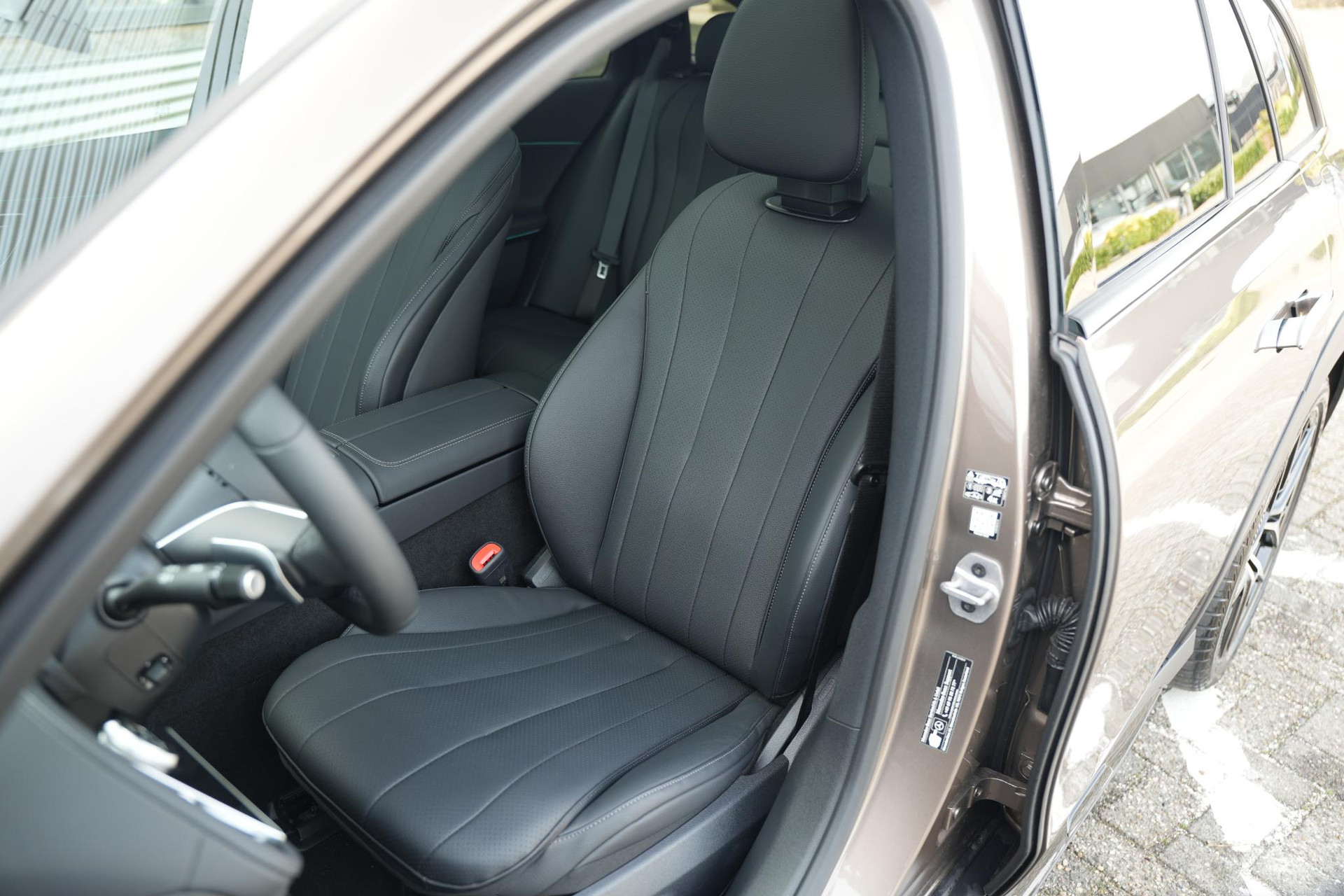 Mercedes-Benz E-Klasse All-Terrain 300 de 4MATIC All-Terrain 2025 Velvet brown-metallic finish (771U) 22