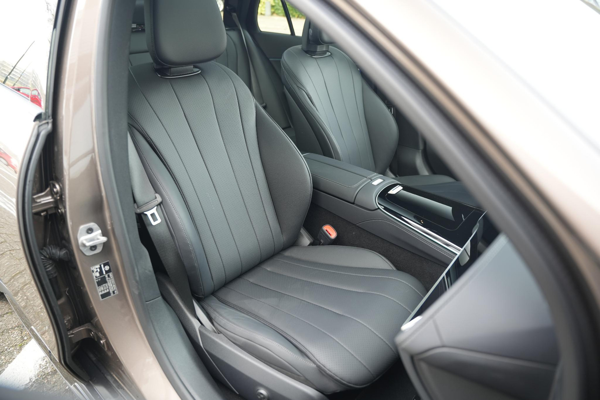 Mercedes-Benz E-Klasse All-Terrain 300 de 4MATIC All-Terrain 2025 Velvet brown-metallic finish (771U) 23